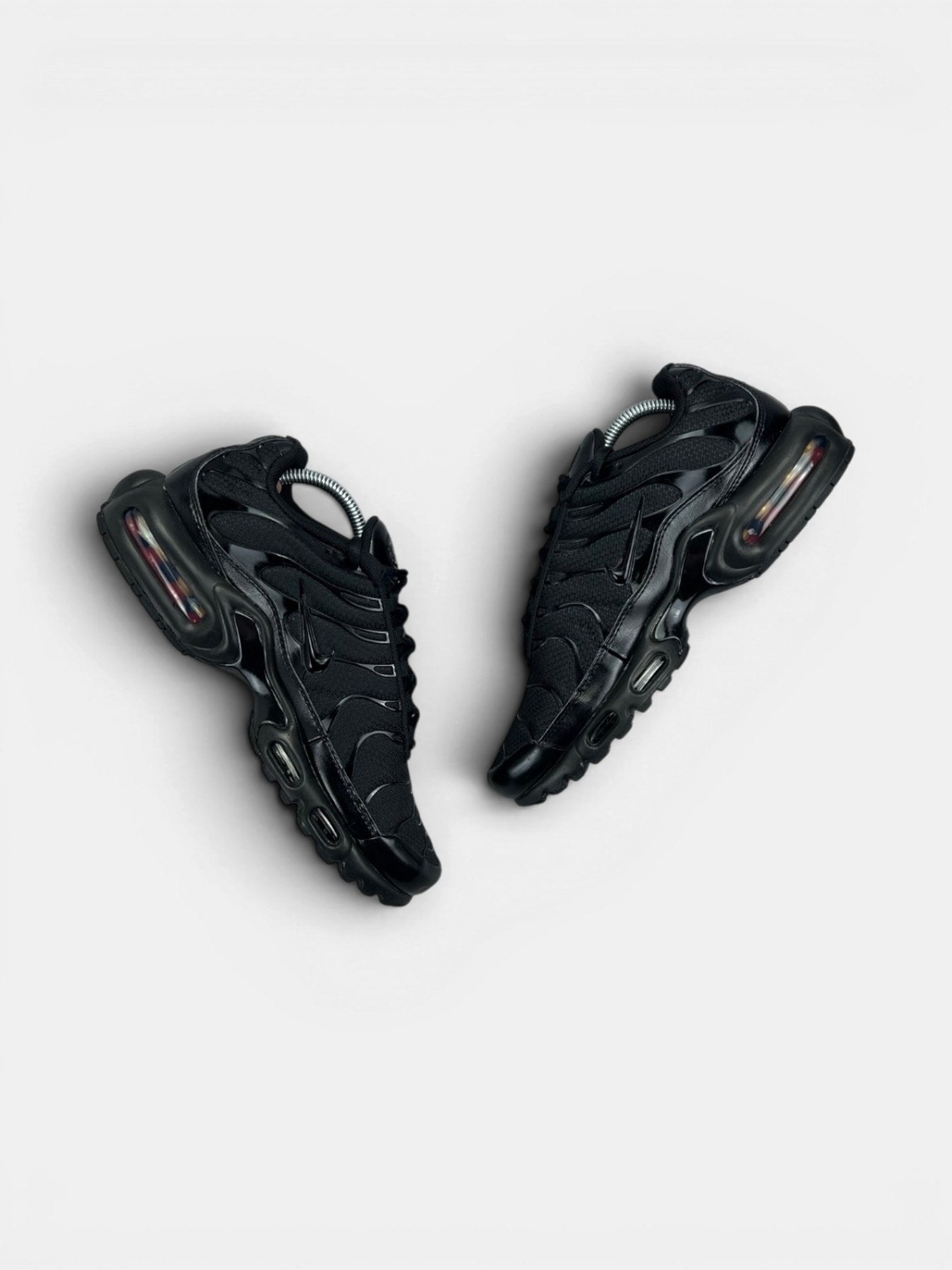 Nike Air Max Plus Triple Black — buty sportowe męskie w bardzo dobrym stanie rozmiar 42.5, widok z góry na wewnętrzną stronę butów