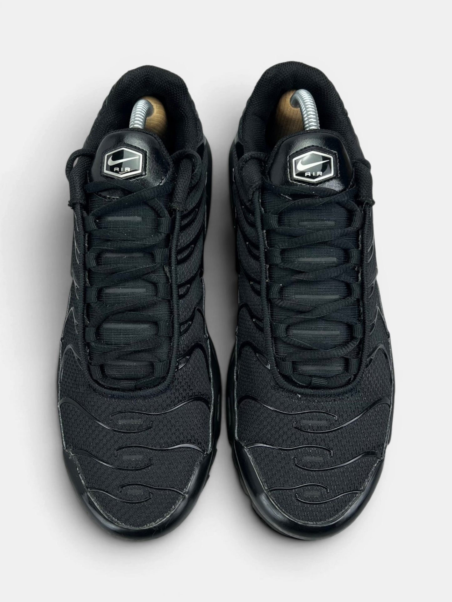 Nike Air Max Plus Triple Black — buty sportowe męskie w bardzo dobrym stanie rozmiar 42.5, widok z góry