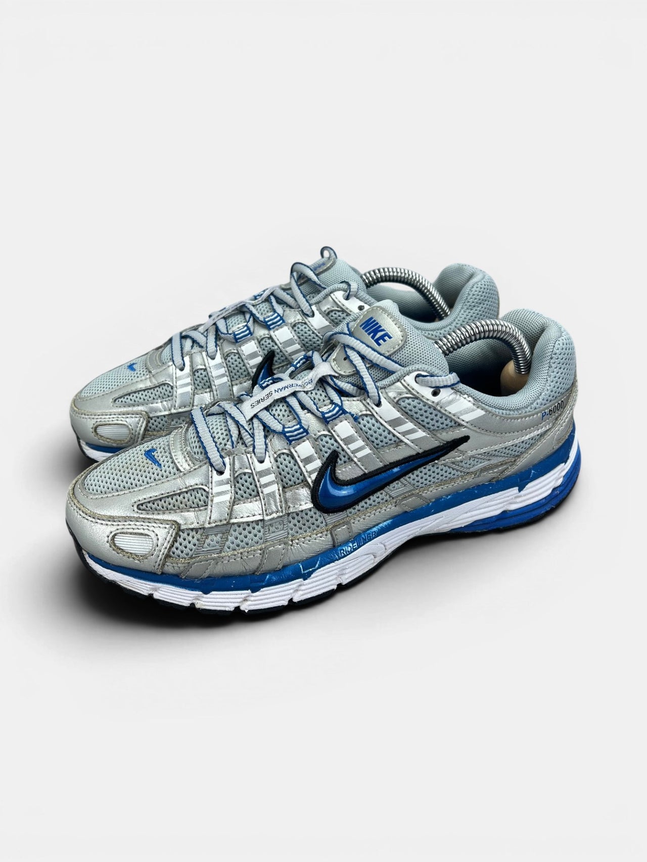 Nike P-6000 Laser Blue — buty sportowe damskie w bardzo dobrym stanie rozmiar 38.5, widok z boku