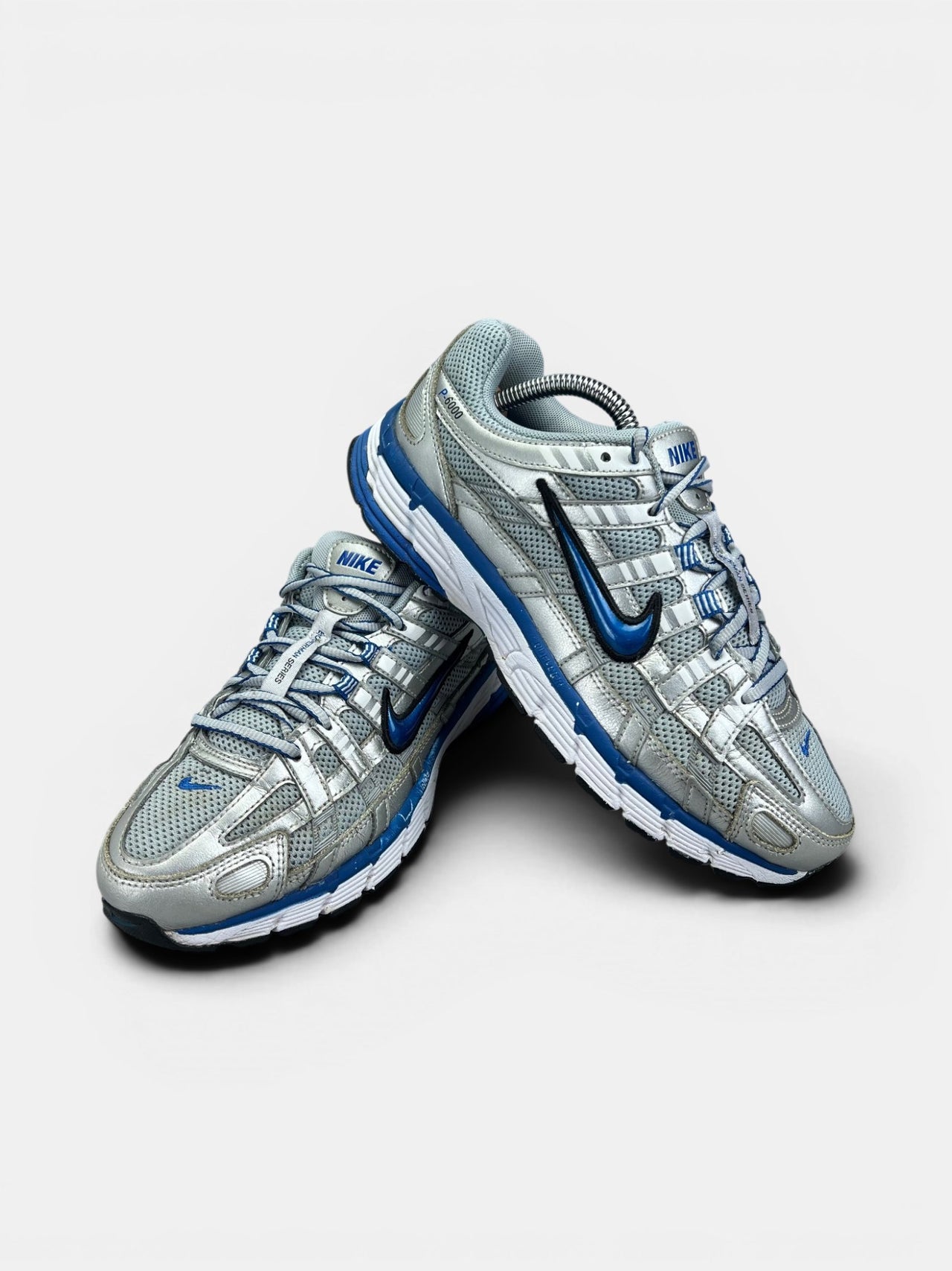 Nike P-6000 Laser Blue — buty sportowe damskie w bardzo dobrym stanie rozmiar 38.5, boczny profil