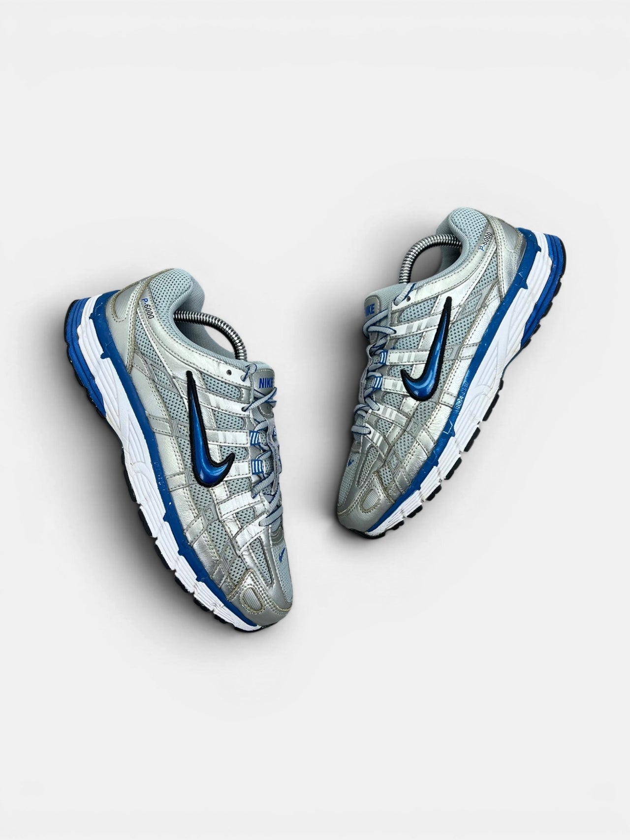 Nike P-6000 Laser Blue — buty sportowe damskie w bardzo dobrym stanie rozmiar 38.5, widok z góry na zewnętrzną stronę butów