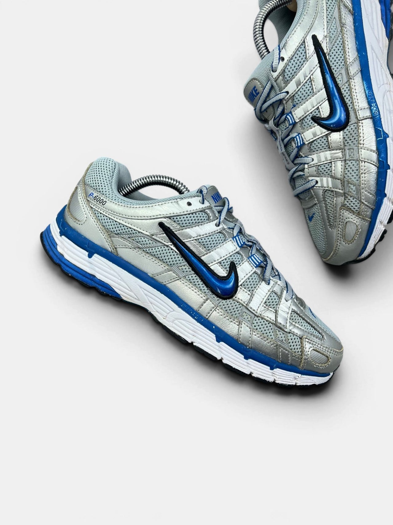 Nike P-6000 Laser Blue — buty sportowe damskie w bardzo dobrym stanie rozmiar 38.5, zewnętrzny panel prawego buta