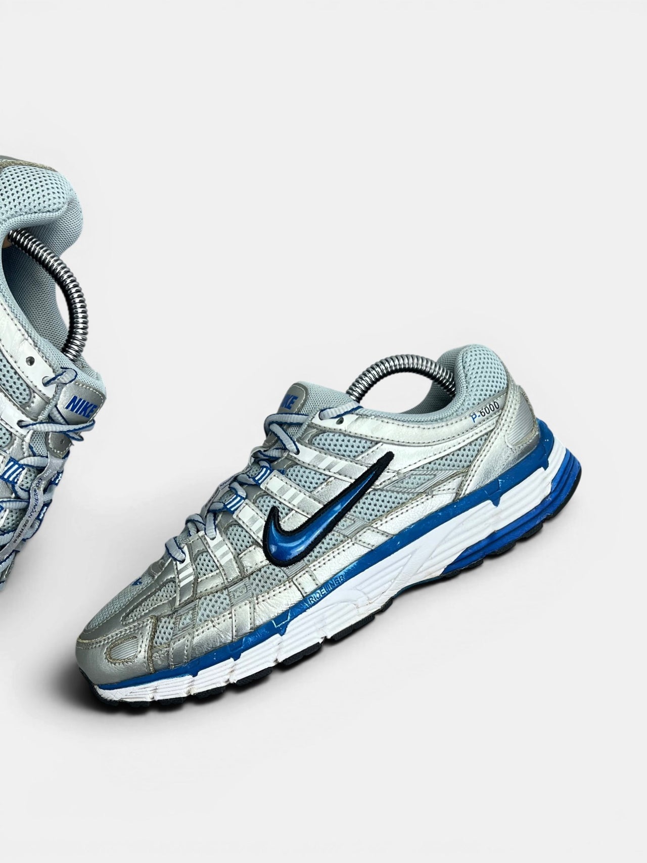 Nike P-6000 Laser Blue — buty sportowe damskie w bardzo dobrym stanie rozmiar 38.5, zewnętrzny panel lewego buta