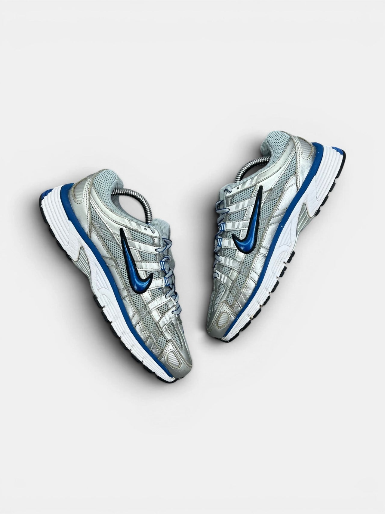 Nike P-6000 Laser Blue — buty sportowe damskie w bardzo dobrym stanie rozmiar 38.5, widok z góry na wewnętrzną stronę butów