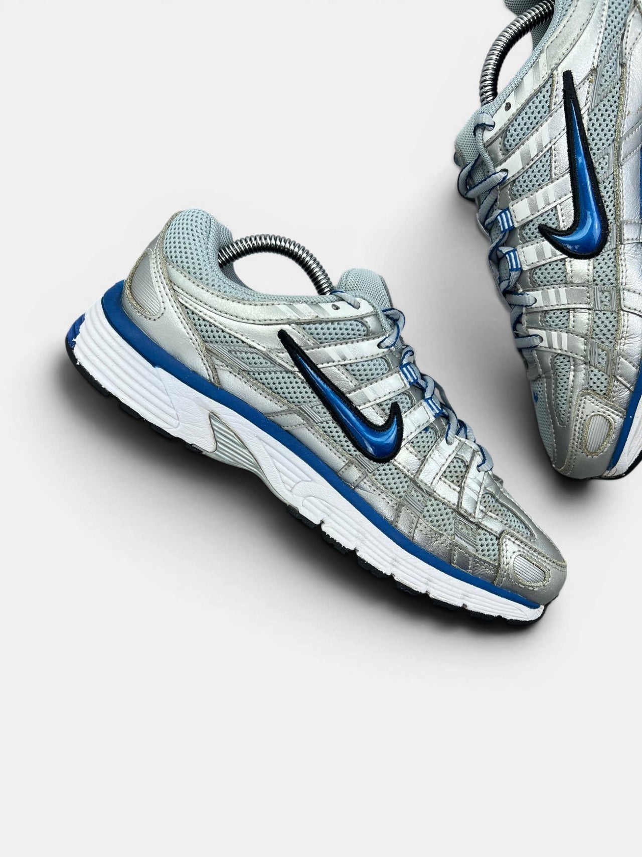 Nike P-6000 Laser Blue — buty sportowe damskie w bardzo dobrym stanie rozmiar 38.5, wewnętrzny panel lewego buta