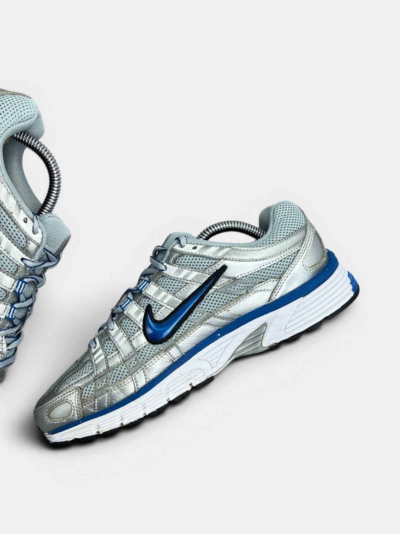 Nike P-6000 Laser Blue — buty sportowe damskie w bardzo dobrym stanie rozmiar 38.5, wewnętrzny panel prawego buta