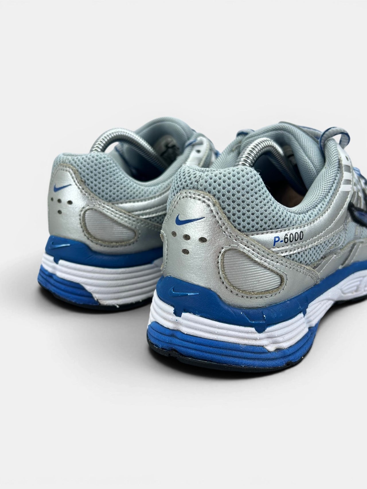Nike P-6000 Laser Blue — buty sportowe damskie w bardzo dobrym stanie rozmiar 38.5, widok z tyłu