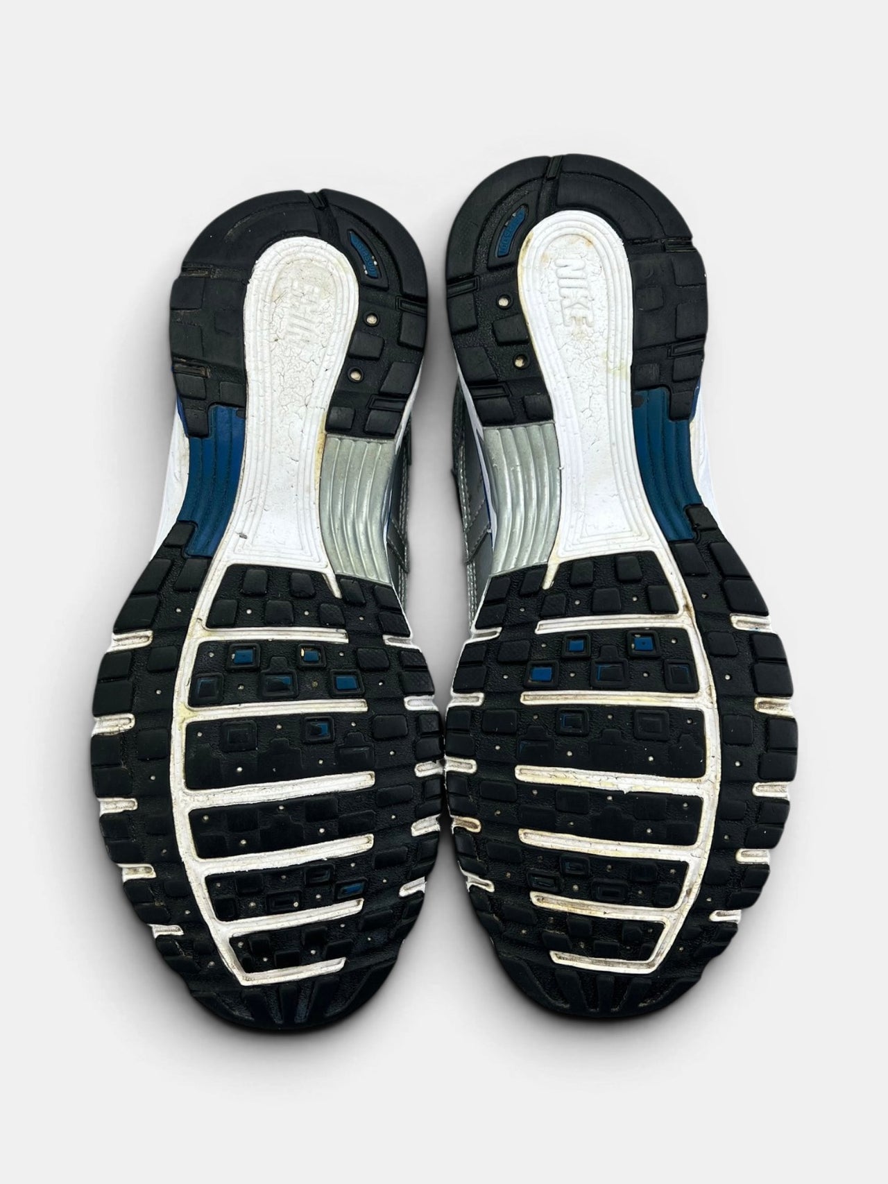 Nike P-6000 Laser Blue — buty sportowe damskie w bardzo dobrym stanie rozmiar 38.5, podeszwa