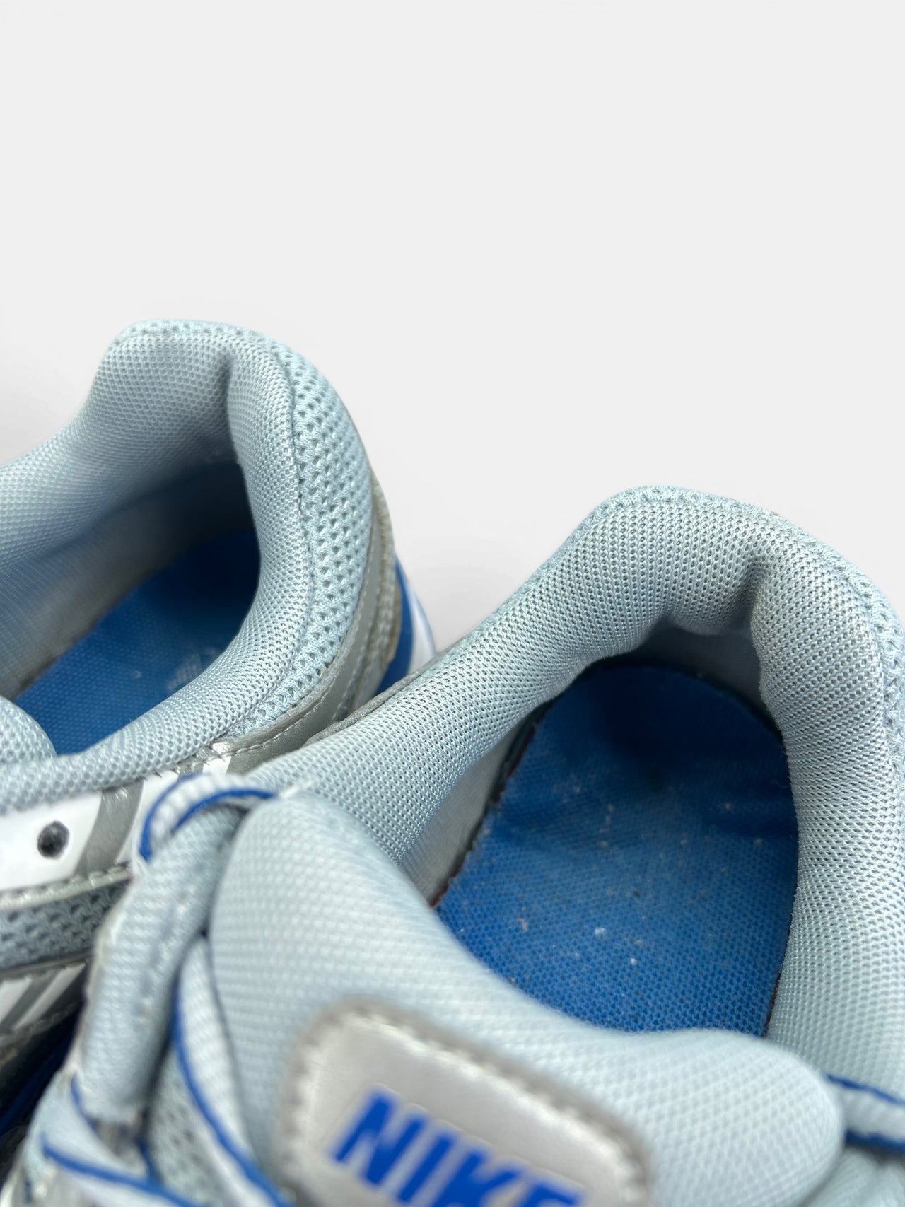 Nike P-6000 Laser Blue — buty sportowe damskie w bardzo dobrym stanie rozmiar 38.5, zapiętki butów