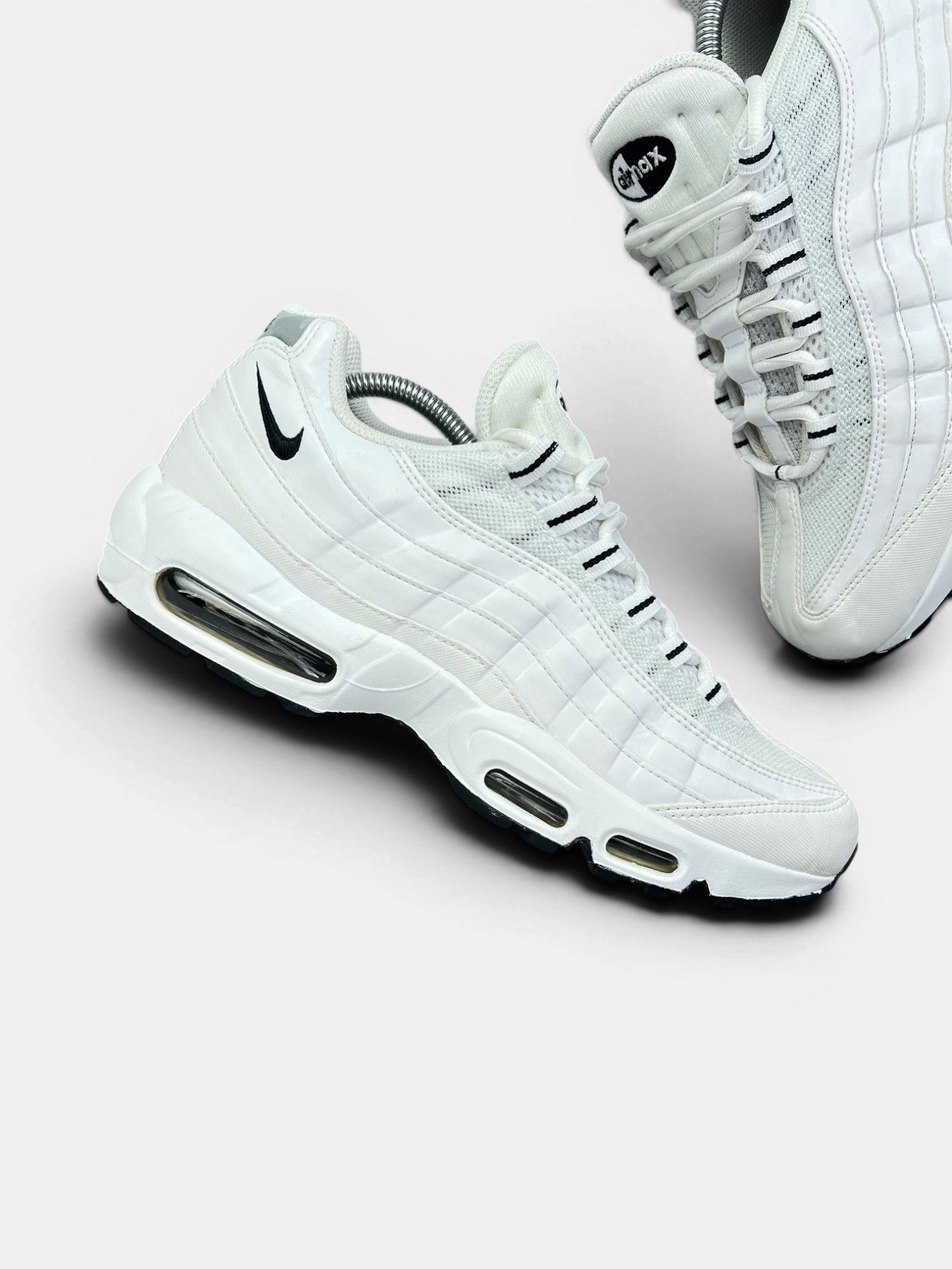 Nike Air Max 95 White Black — buty sportowe męskie w bardzo dobrym stanie rozmiar 44, zewnętrzny panel prawego buta