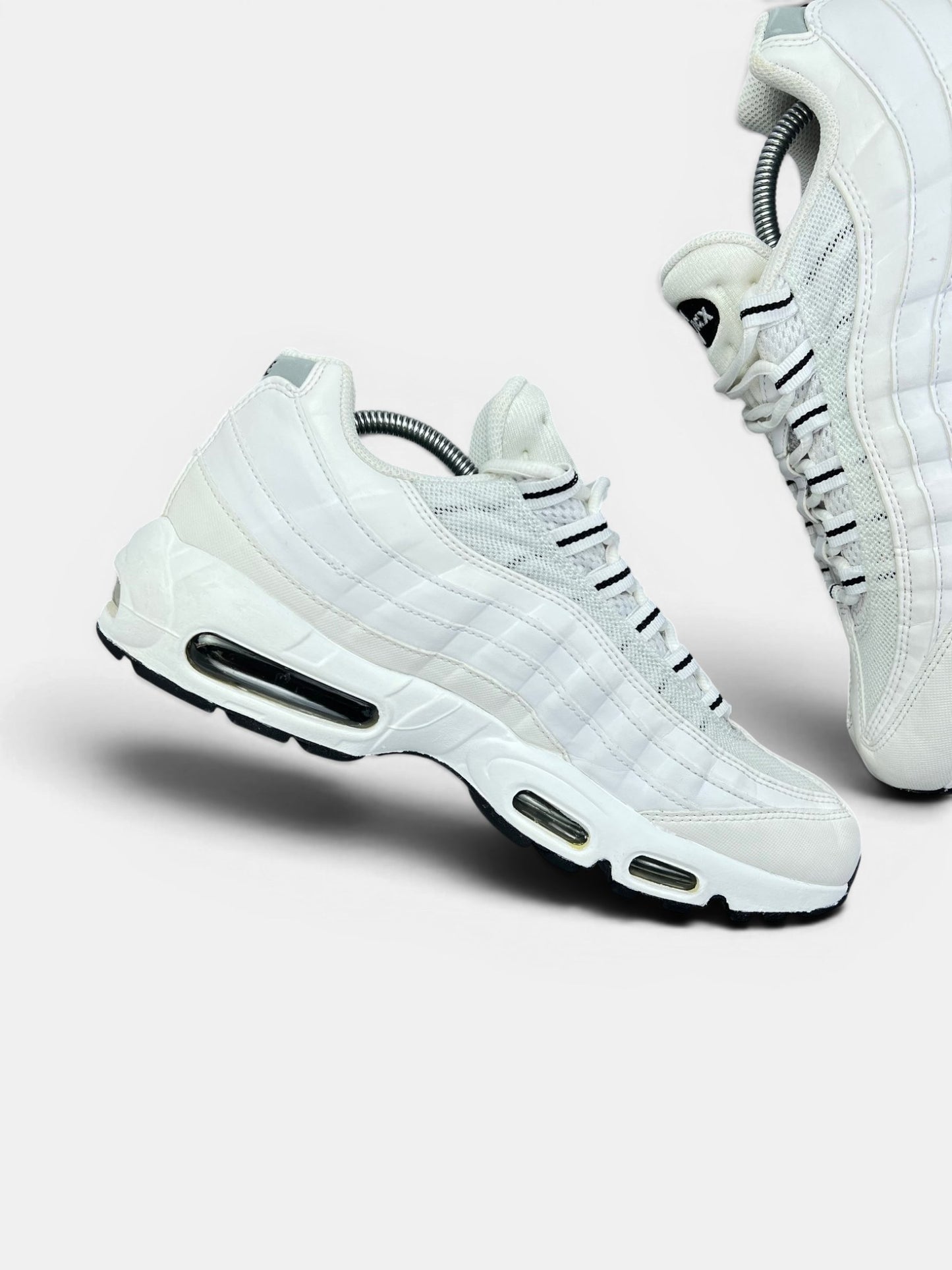 Nike Air Max 95 White Black — buty sportowe męskie w bardzo dobrym stanie rozmiar 44, wewnętrzny panel lewego buta