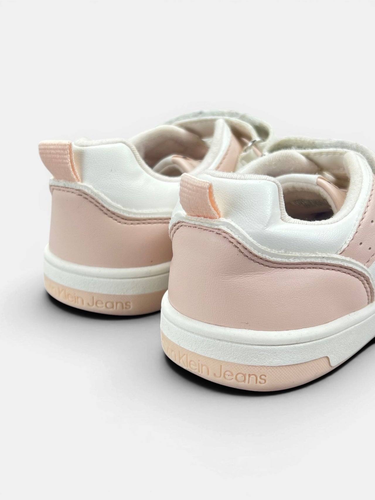 Calvin Klein Jeans Sneakersy — buty sportowe dziecięce w bardzo dobrym stanie rozmiar 28, widok z góry na zewnętrzną stronę butów