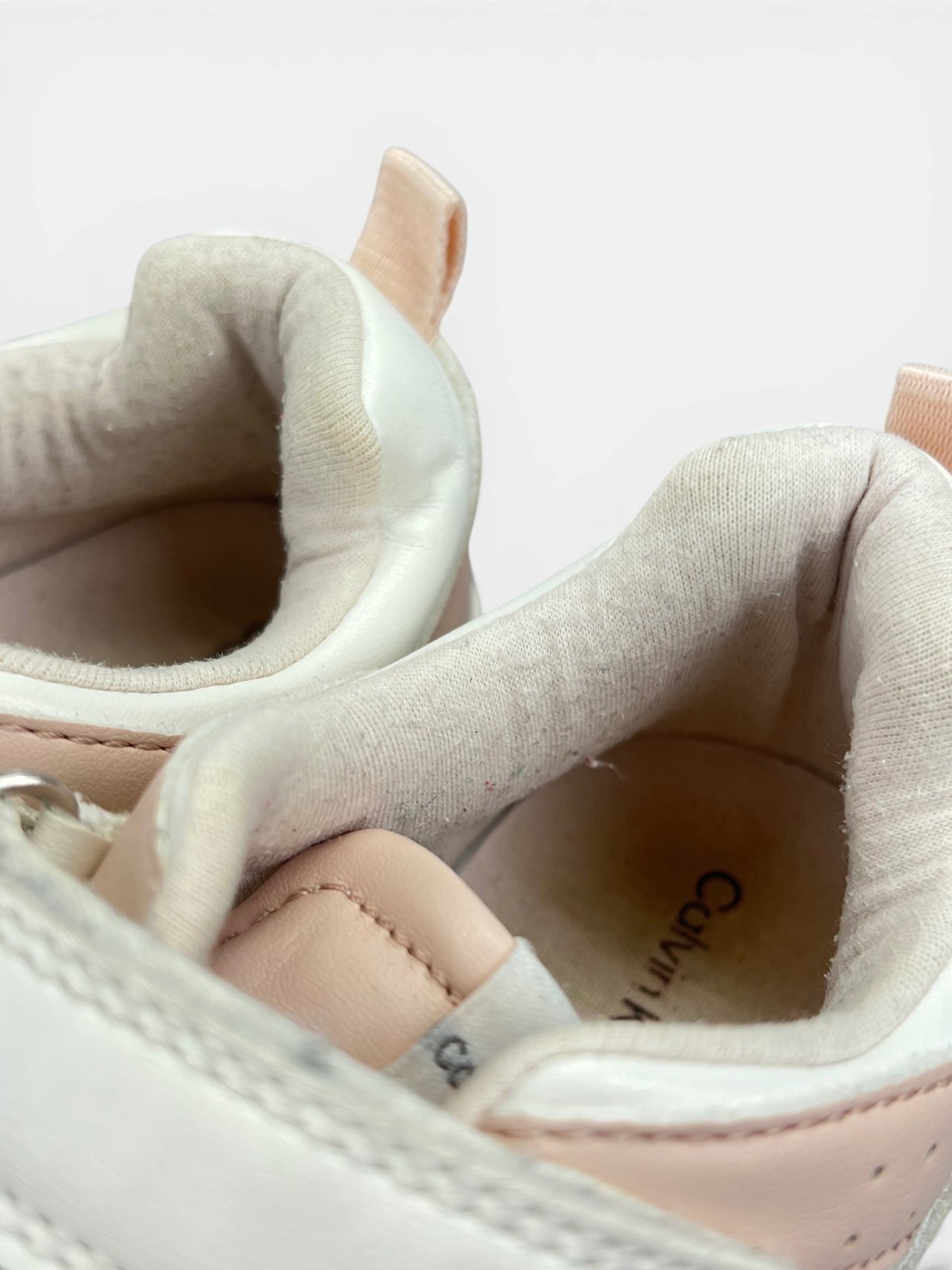 Calvin Klein Jeans Sneakersy — buty sportowe dziecięce w bardzo dobrym stanie rozmiar 28, zewnętrzny panel prawego buta