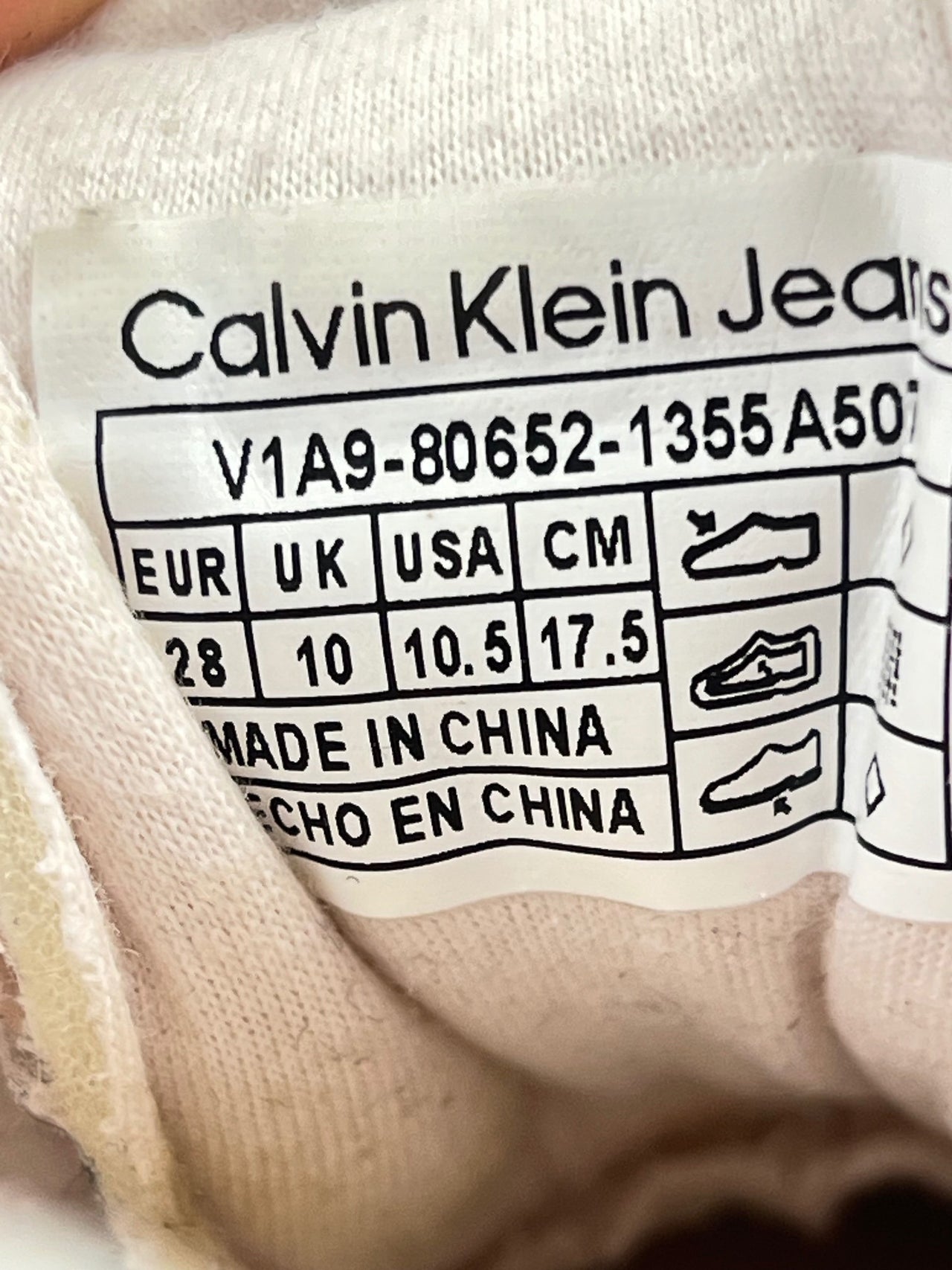 Calvin Klein Jeans Sneakersy — buty sportowe dziecięce w bardzo dobrym stanie rozmiar 28, widok z góry na wewnętrzną stronę butów