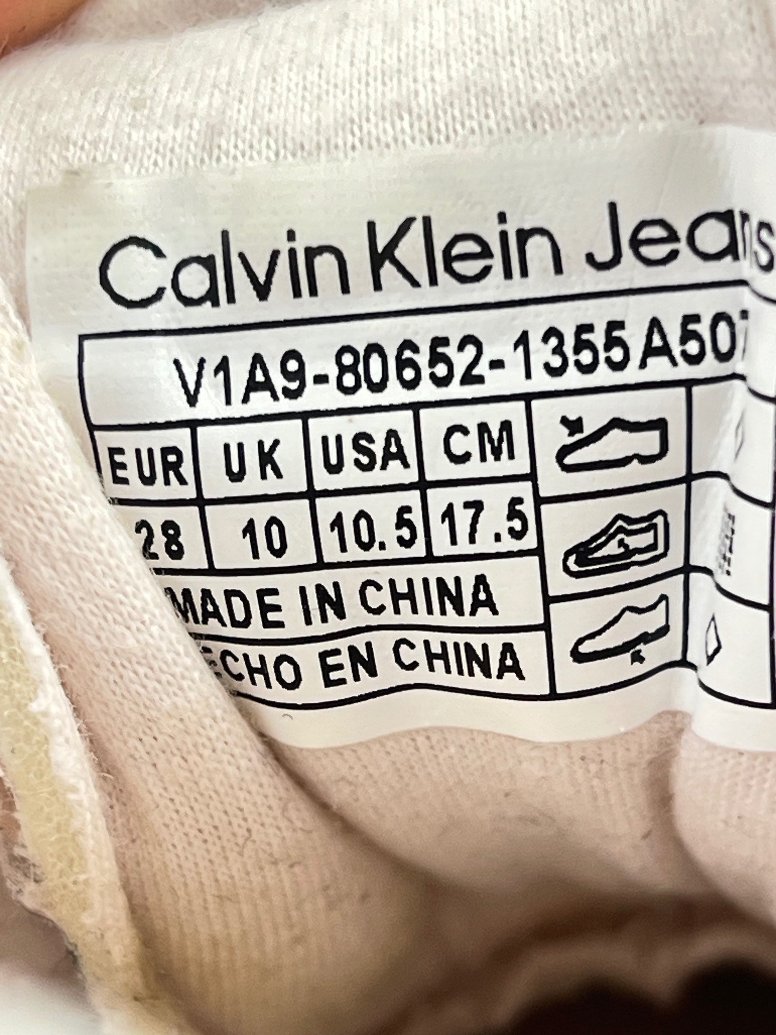 Calvin Klein Jeans Sneakersy — buty sportowe dziecięce w bardzo dobrym stanie rozmiar 28, widok z góry na wewnętrzną stronę butów