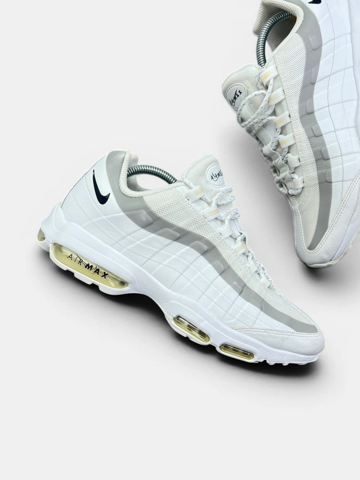 Nike Air Max 95 Ultra White Reflective — buty sportowe męskie w bardzo dobrym stanie rozmiar 44, zewnętrzny panel prawego buta