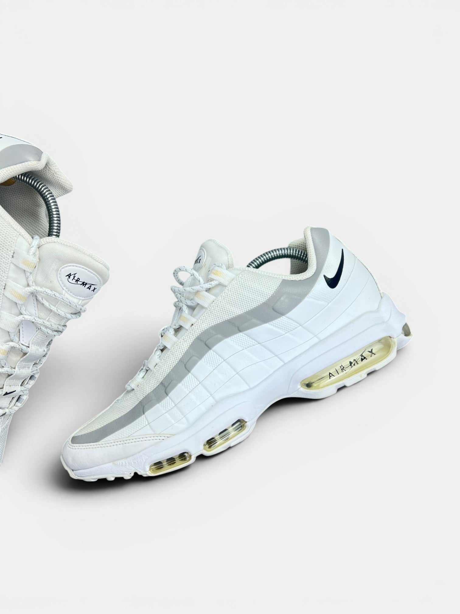 Nike Air Max 95 Ultra White Reflective — buty sportowe męskie w bardzo dobrym stanie rozmiar 44, zewnętrzny panel lewego buta
