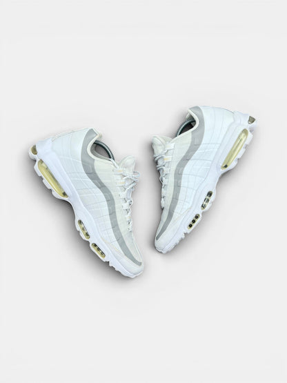 Nike Air Max 95 Ultra White Reflective — buty sportowe męskie w bardzo dobrym stanie rozmiar 44, widok z góry na wewnętrzną stronę butów