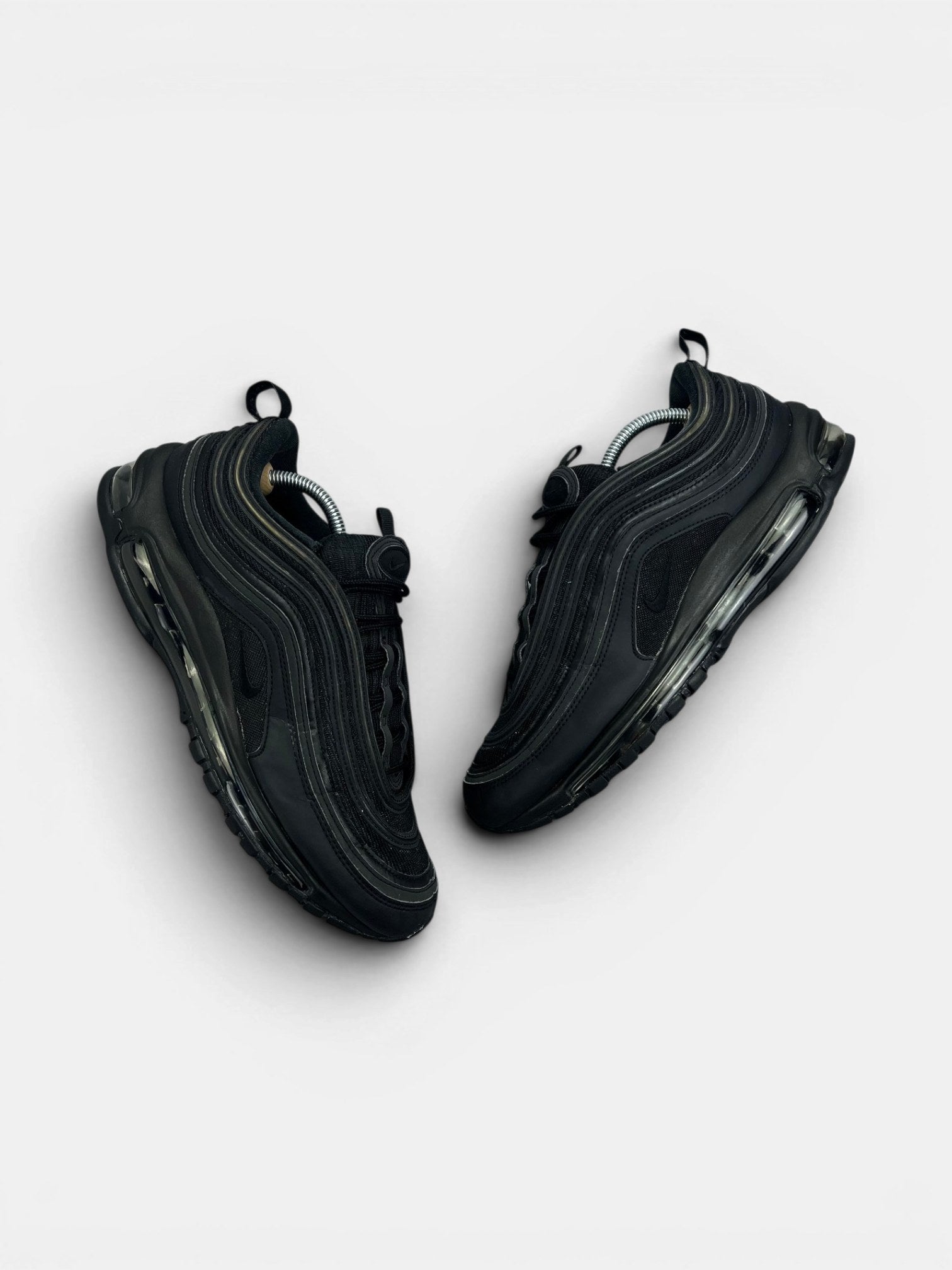 Nike Air Max 97 — buty sportowe męskie w bardzo dobrym stanie rozmiar 45, widok z góry na zewnętrzną stronę butów