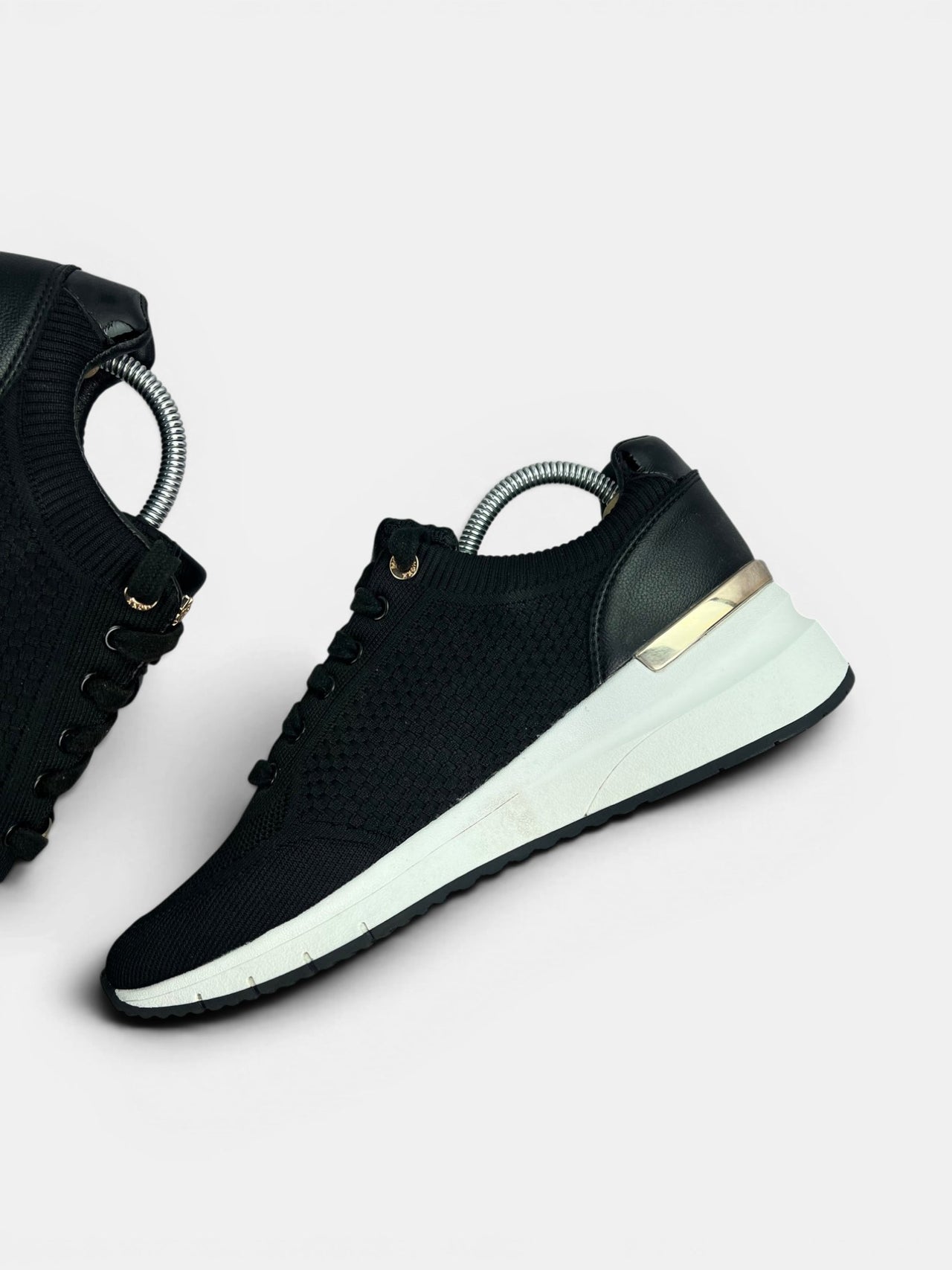 Mexx Glass — buty sportowe damskie w bardzo dobrym stanie rozmiar 42, wewnętrzny panel prawego buta