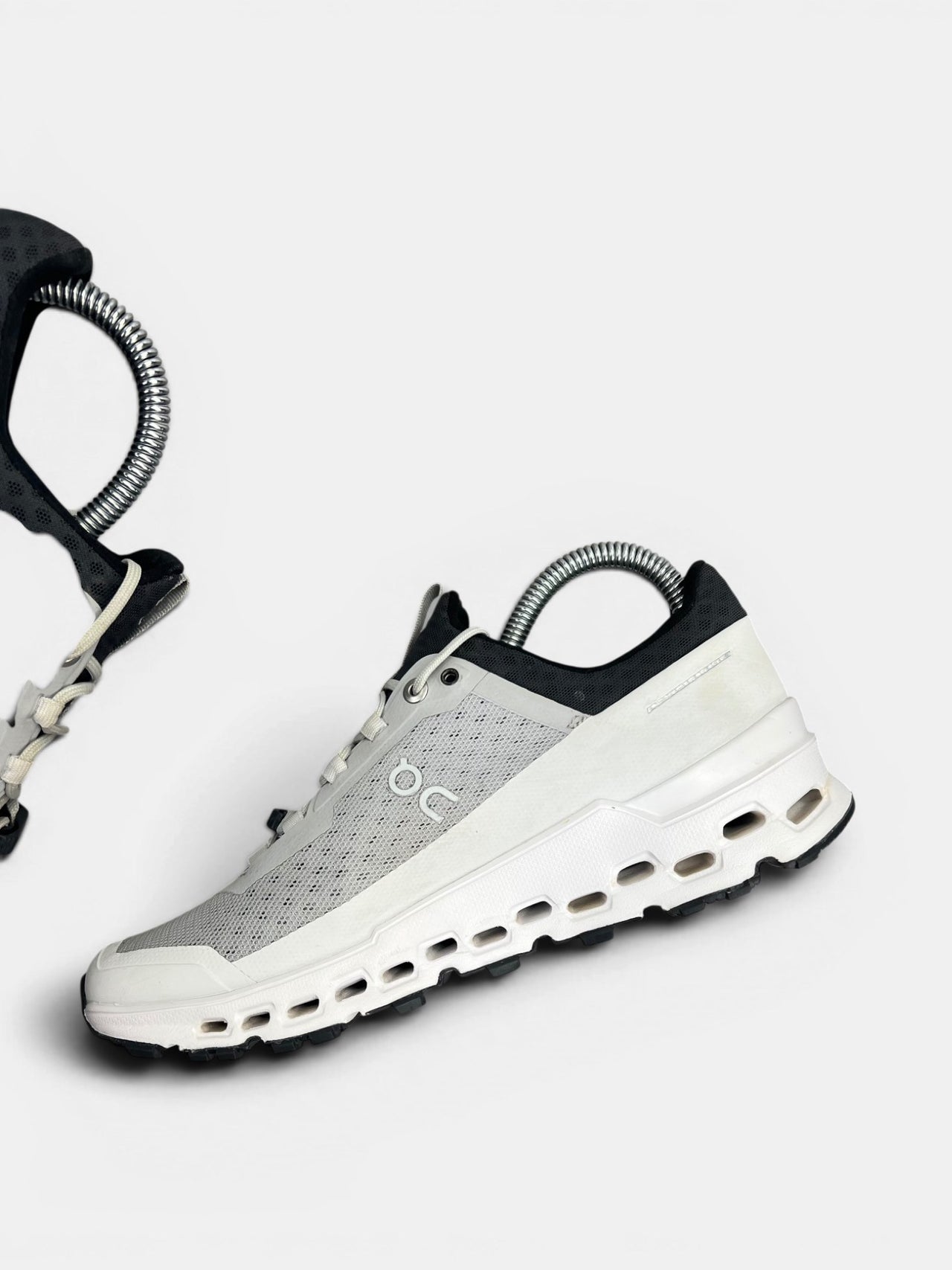 On Cloudultra — buty sportowe damskie w bardzo dobrym stanie rozmiar 39, wewnętrzny panel prawego buta