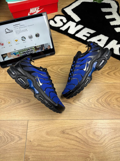 Nike Air Max Plus Premium Black/Racer Blue — buty sportowe męskie w bardzo dobrym stanie rozmiar 45.5, widok z góry na zewnętrzną stronę butów