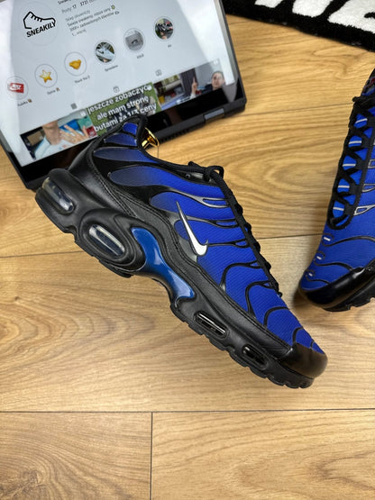 Nike Air Max Plus Premium Black/Racer Blue — buty sportowe męskie w bardzo dobrym stanie rozmiar 45.5, zewnętrzny panel prawego buta