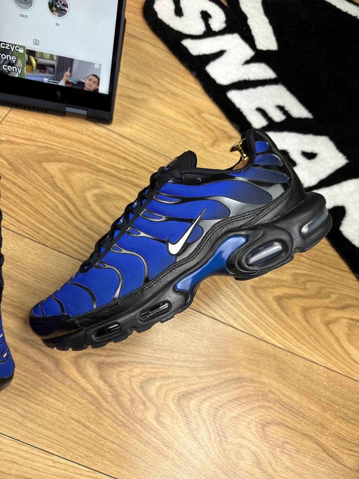 Nike Air Max Plus Premium Black/Racer Blue — buty sportowe męskie w bardzo dobrym stanie rozmiar 45.5, zewnętrzny panel lewego buta