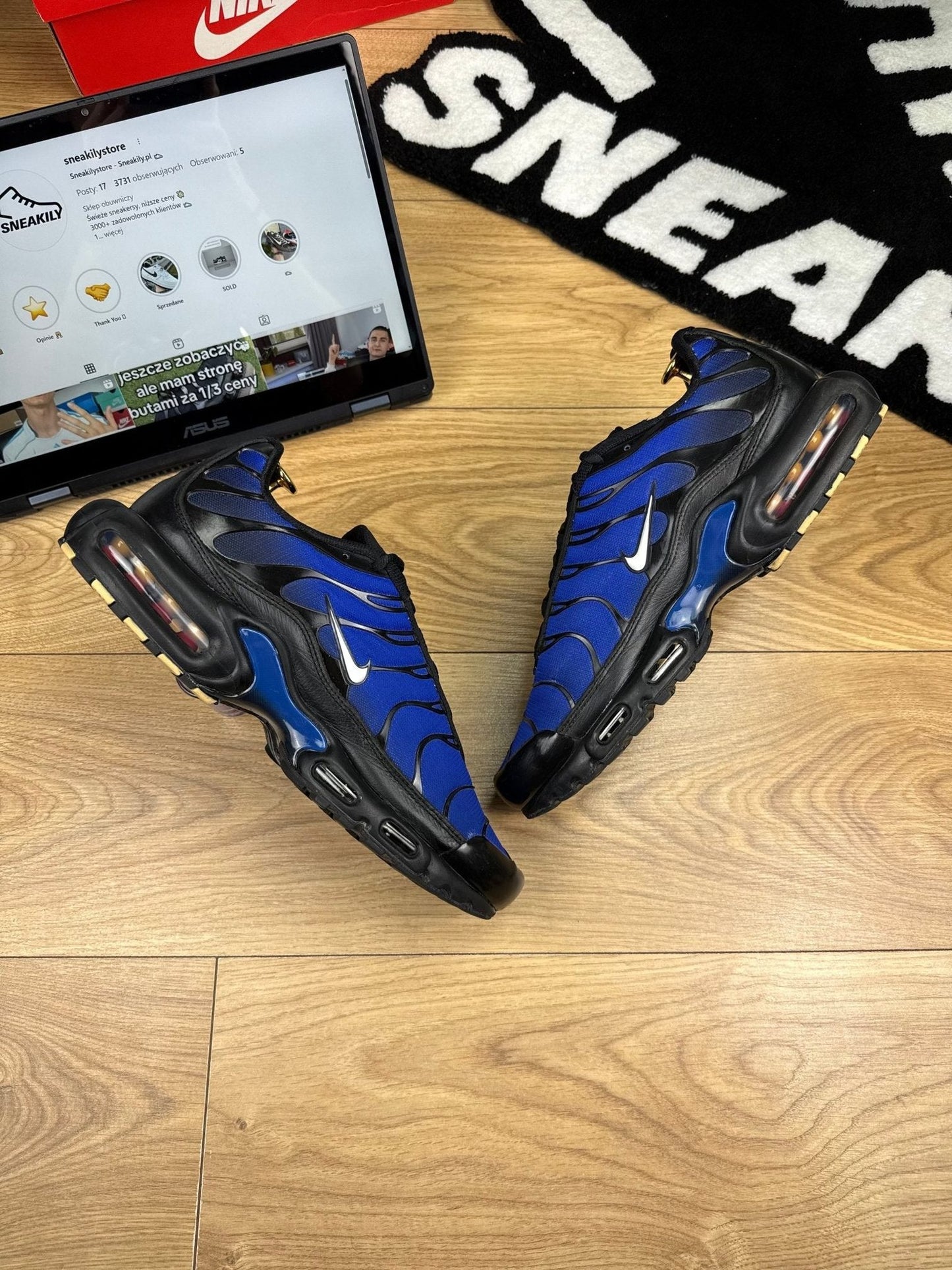 Nike Air Max Plus Premium Black/Racer Blue — buty sportowe męskie w bardzo dobrym stanie rozmiar 45.5, widok z góry na wewnętrzną stronę butów