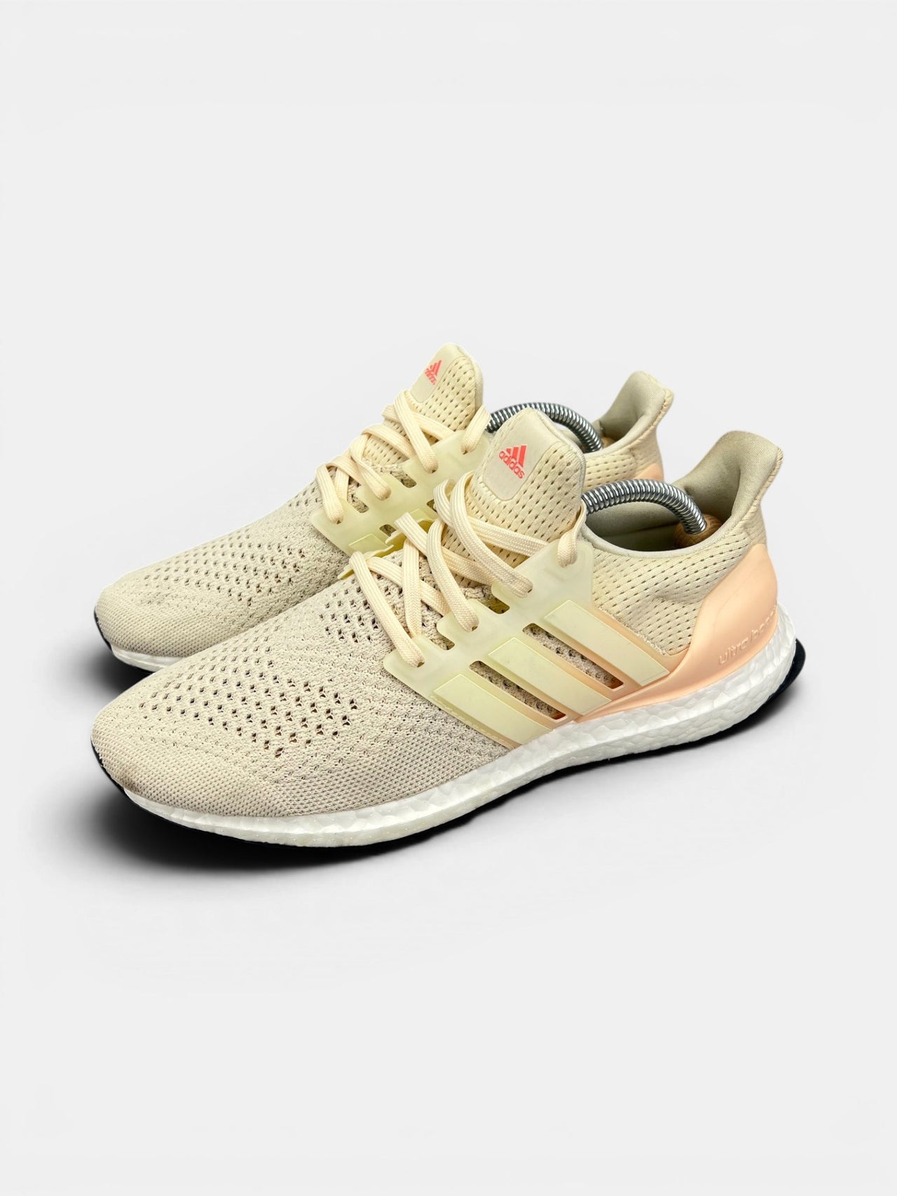 Adidas Ultraboost 1.0 Triple White — buty sportowe damskie w bardzo dobrym stanie rozmiar 42 2/3, widok z boku