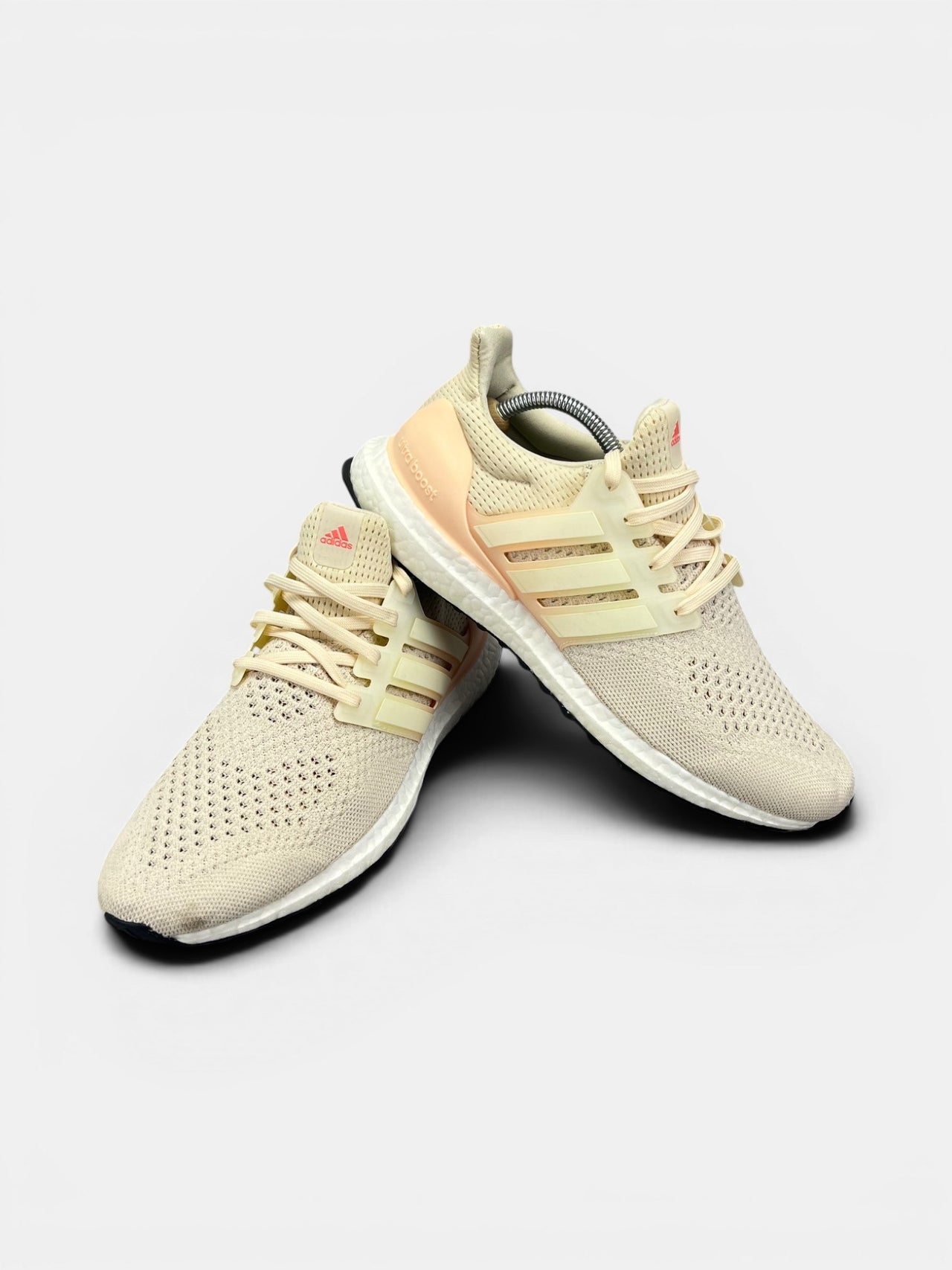 Adidas Ultraboost 1.0 Triple White — buty sportowe damskie w bardzo dobrym stanie rozmiar 42 2/3, boczny profil
