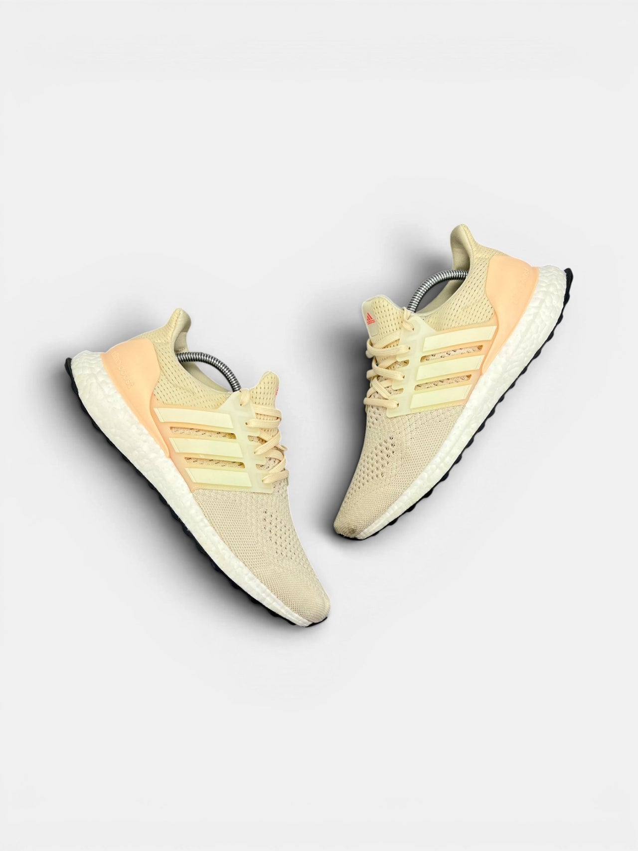 Adidas Ultraboost 1.0 Triple White — buty sportowe damskie w bardzo dobrym stanie rozmiar 42 2/3, widok z góry na zewnętrzną stronę butów