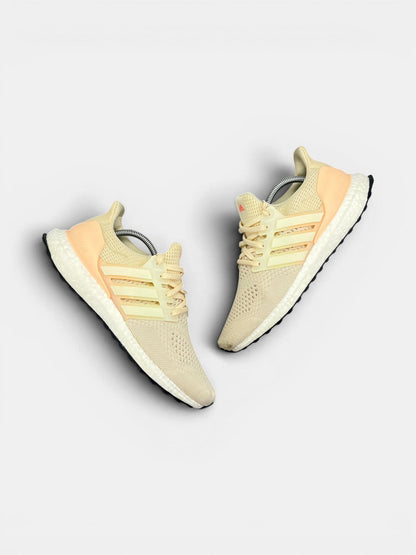 Adidas Ultraboost 1.0 Triple White — buty sportowe damskie w bardzo dobrym stanie rozmiar 42 2/3, widok z góry na zewnętrzną stronę butów