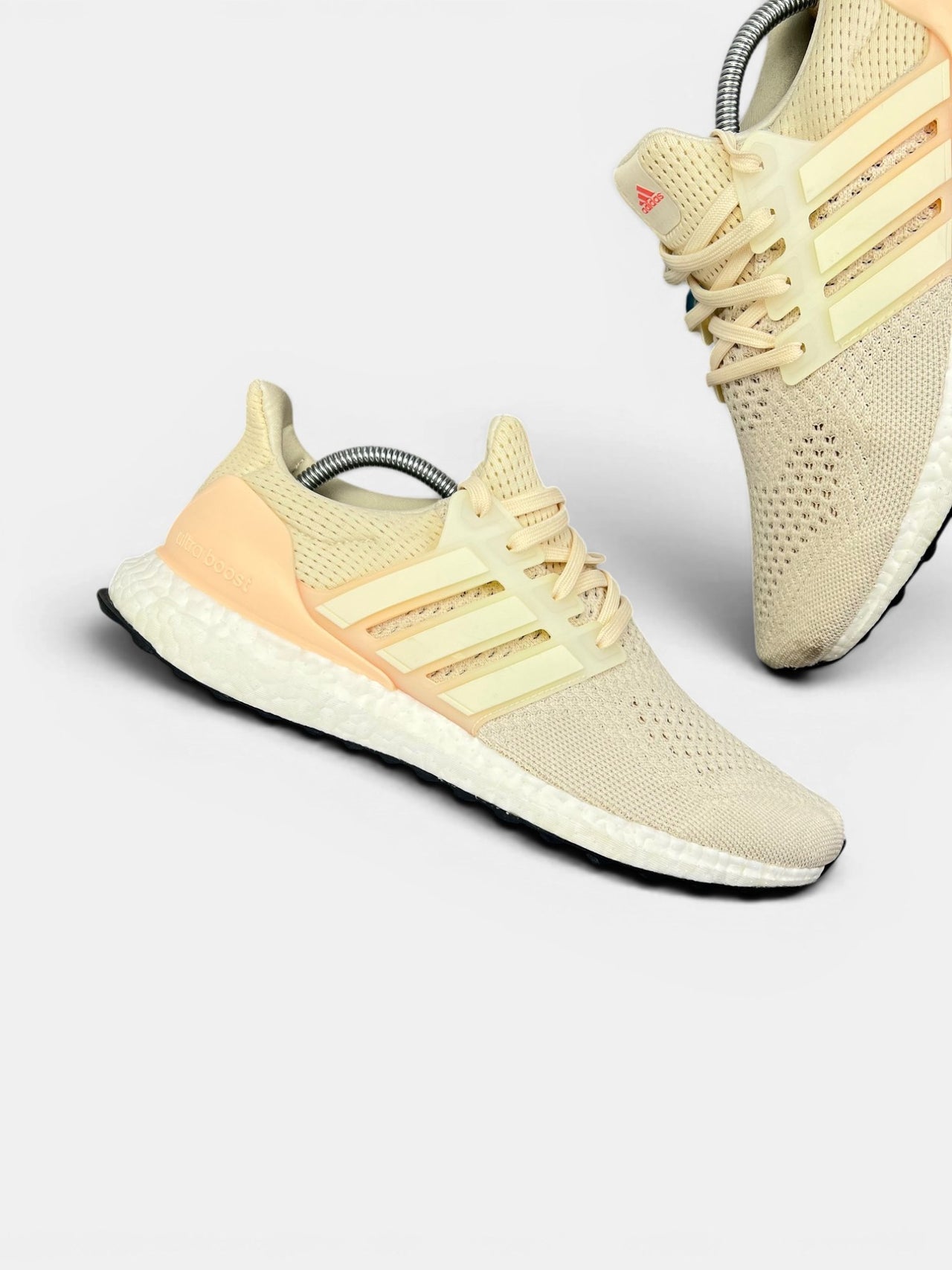 Adidas Ultraboost 1.0 Triple White — buty sportowe damskie w bardzo dobrym stanie rozmiar 42 2/3, zewnętrzny panel prawego buta
