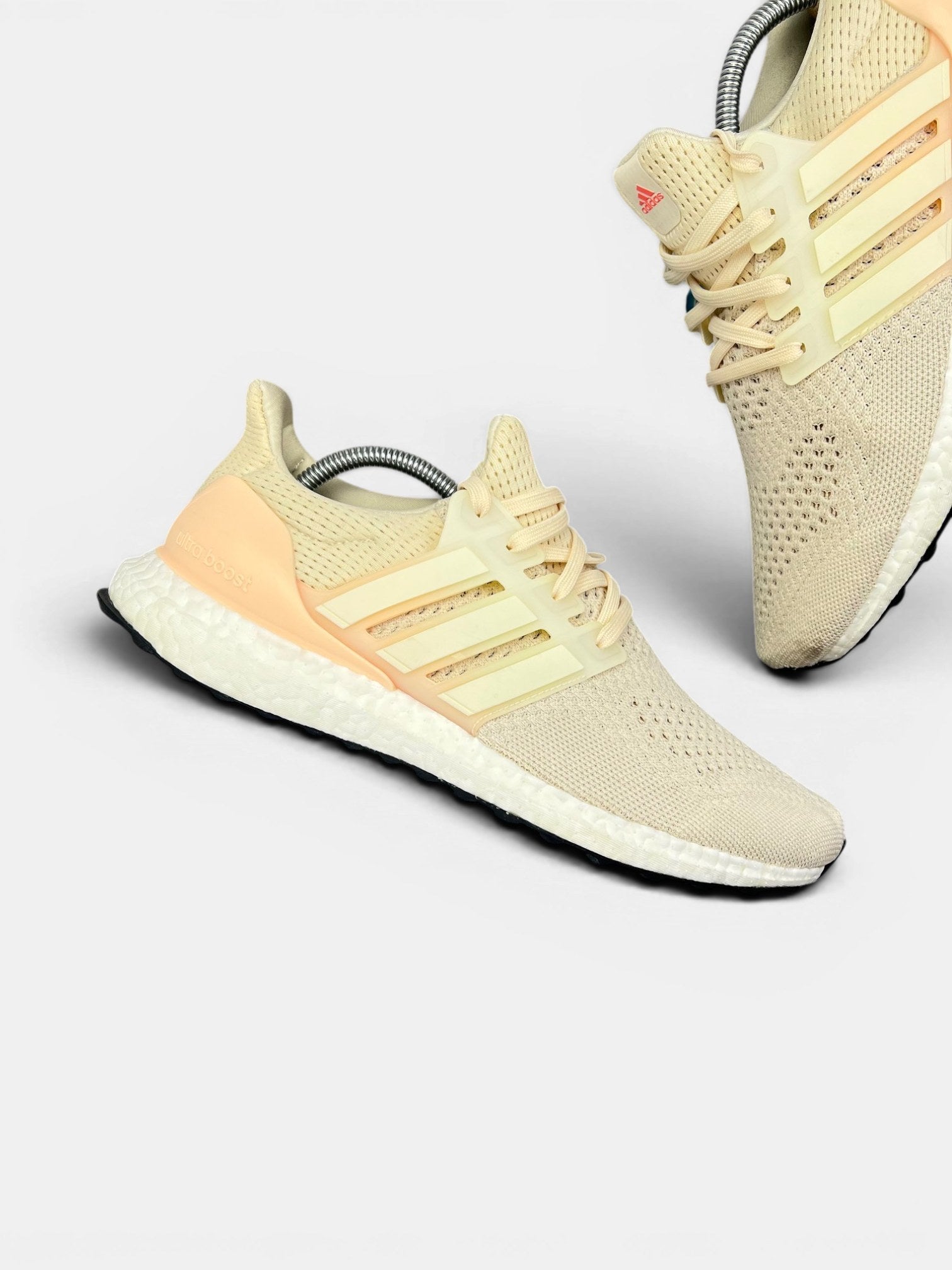 Adidas Ultraboost 1.0 Triple White — buty sportowe damskie w bardzo dobrym stanie rozmiar 42 2/3, zewnętrzny panel prawego buta