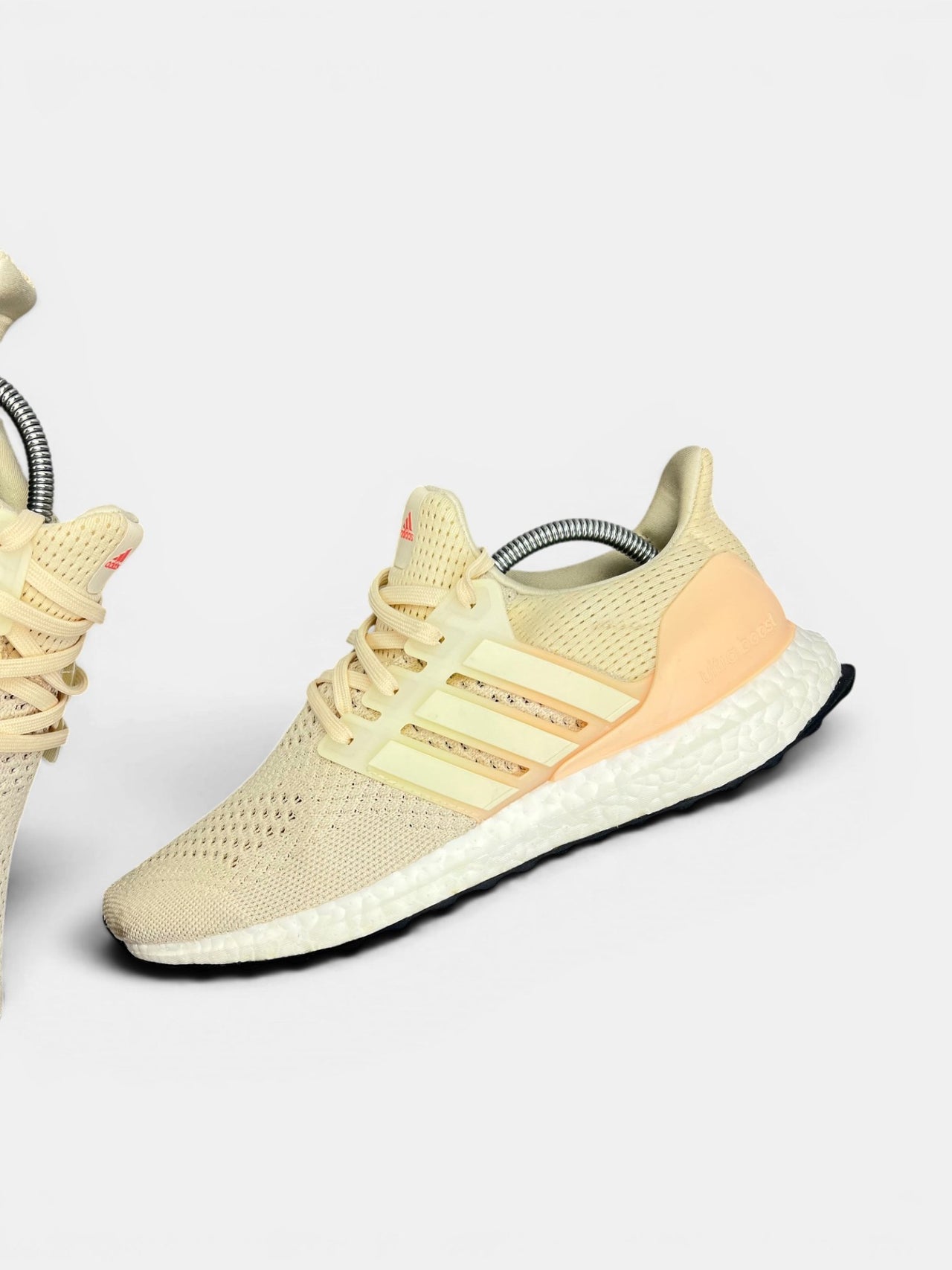 Adidas Ultraboost 1.0 Triple White — buty sportowe damskie w bardzo dobrym stanie rozmiar 42 2/3, zewnętrzny panel lewego buta