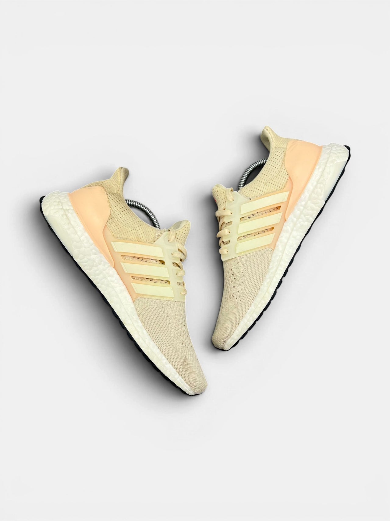 Adidas Ultraboost 1.0 Triple White — buty sportowe damskie w bardzo dobrym stanie rozmiar 42 2/3, widok z góry na wewnętrzną stronę butów