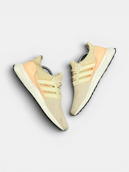 Adidas Ultraboost 1.0 Triple White — buty sportowe damskie w bardzo dobrym stanie rozmiar 42 2/3, widok z góry na wewnętrzną stronę butów