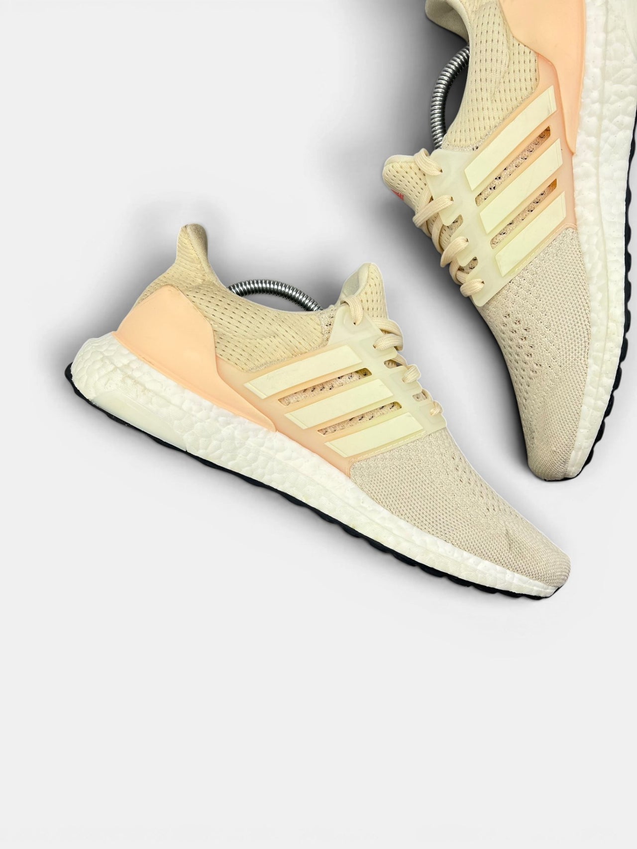 Adidas Ultraboost 1.0 Triple White — buty sportowe damskie w bardzo dobrym stanie rozmiar 42 2/3, wewnętrzny panel lewego buta