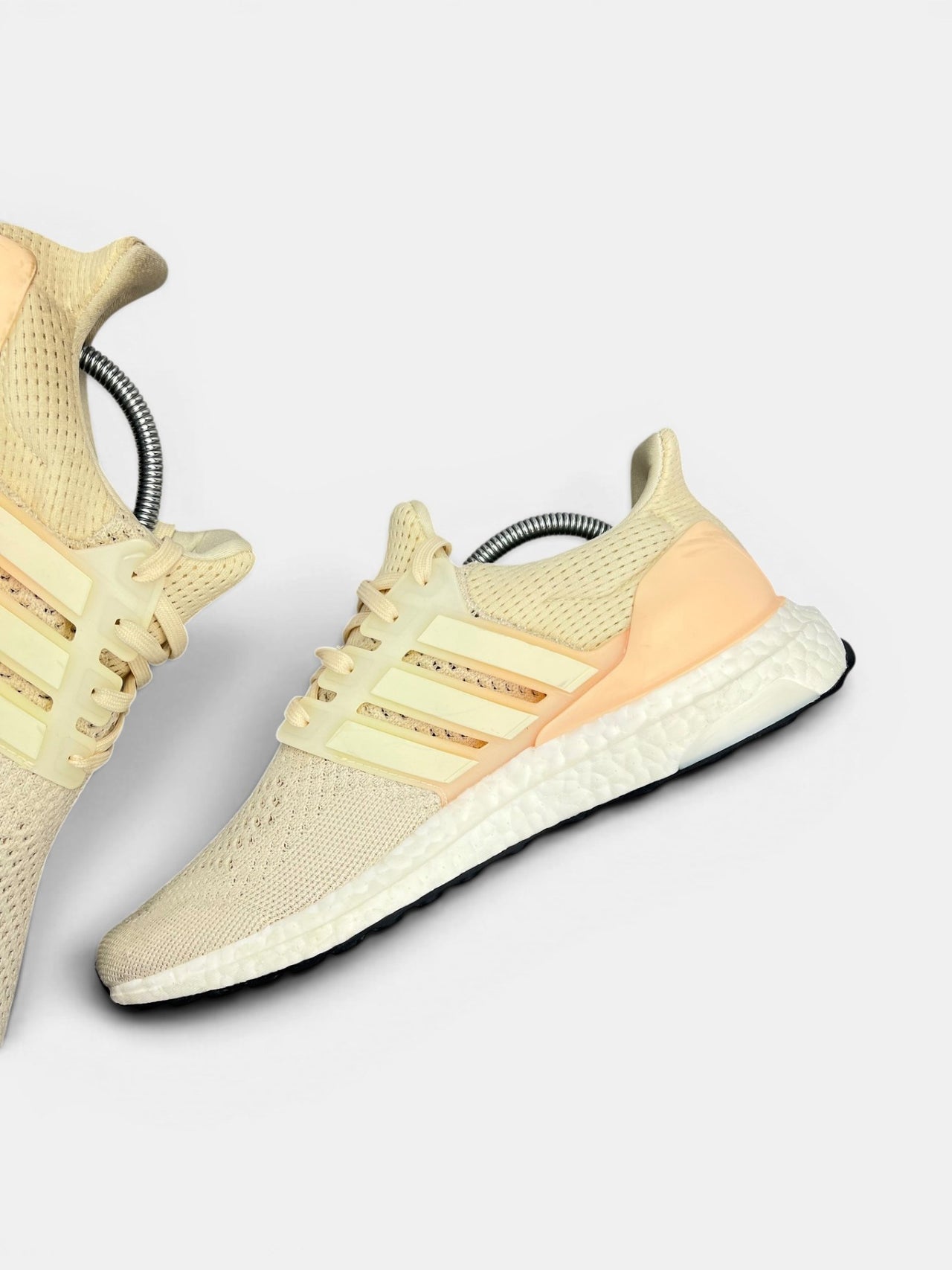 Adidas Ultraboost 1.0 Triple White — buty sportowe damskie w bardzo dobrym stanie rozmiar 42 2/3, wewnętrzny panel prawego buta
