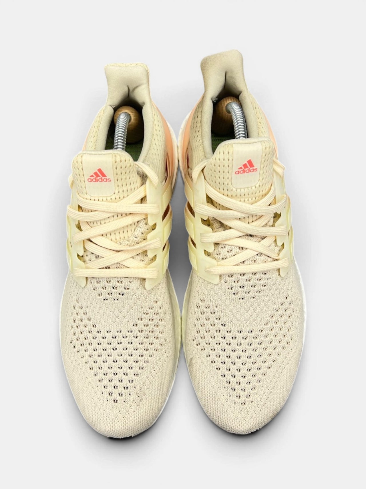 Adidas Ultraboost 1.0 Triple White — buty sportowe damskie w bardzo dobrym stanie rozmiar 42 2/3, widok z góry