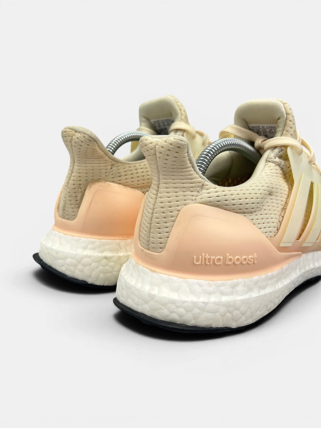 Adidas Ultraboost 1.0 Triple White — buty sportowe damskie w bardzo dobrym stanie rozmiar 42 2/3, widok z tyłu