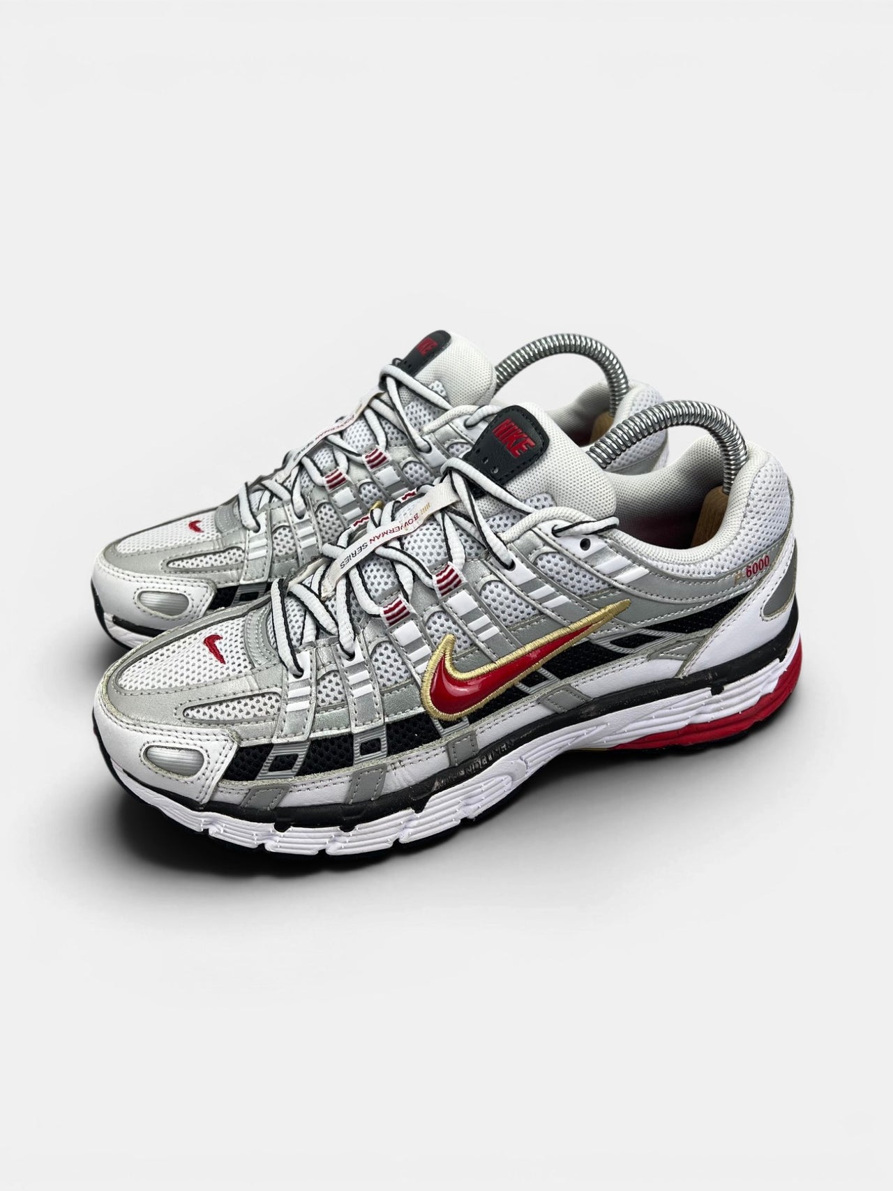 Nike P-6000 Metallic Silver Red — buty sportowe damskie w bardzo dobrym stanie rozmiar 38.5, widok z boku