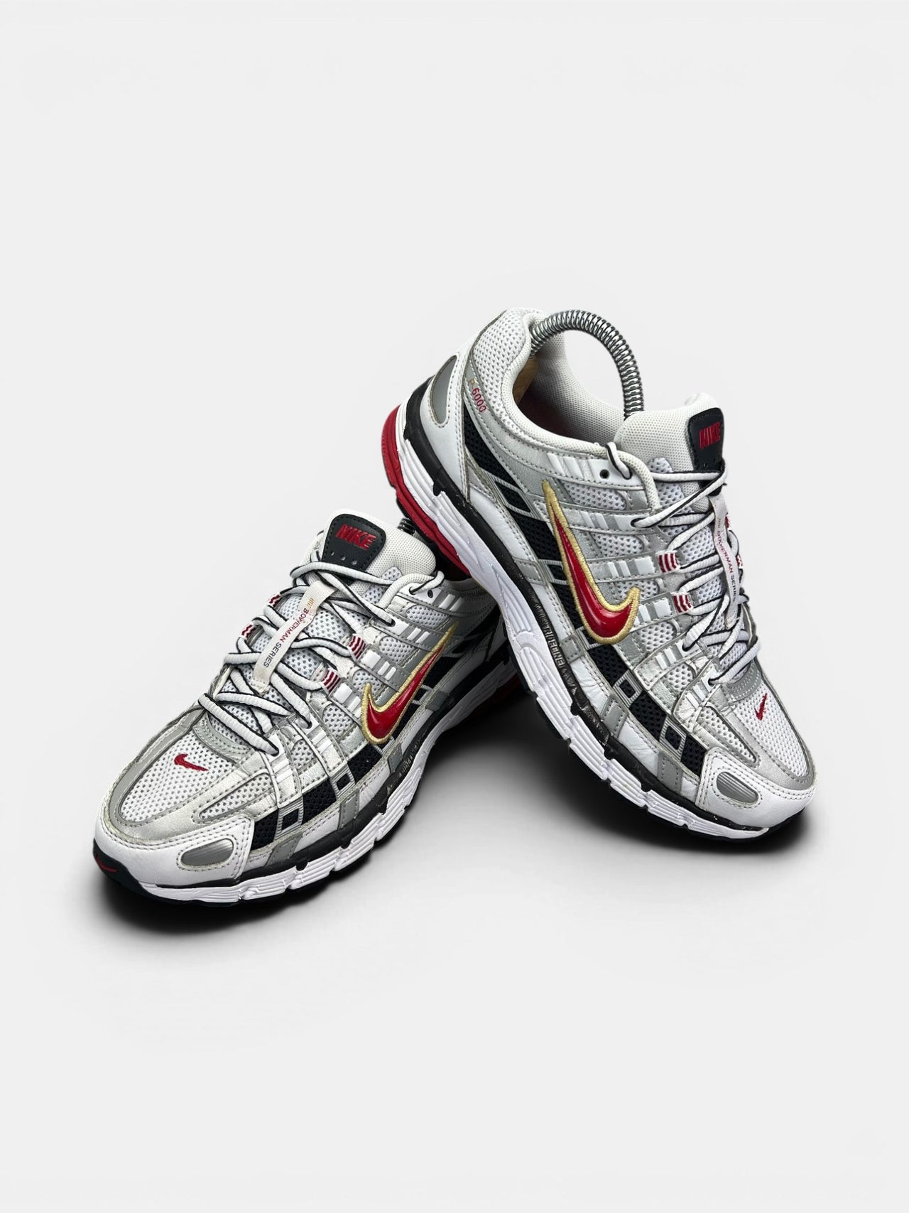 Nike P-6000 Metallic Silver Red — buty sportowe damskie w bardzo dobrym stanie rozmiar 38.5, boczny profil