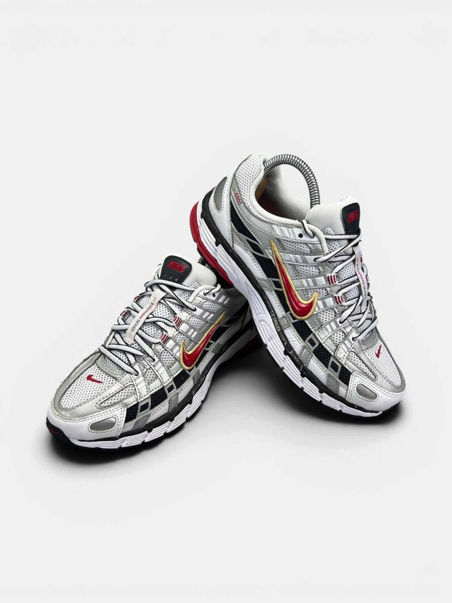 Nike P-6000 Metallic Silver Red — buty sportowe damskie w bardzo dobrym stanie rozmiar 38.5, boczny profil