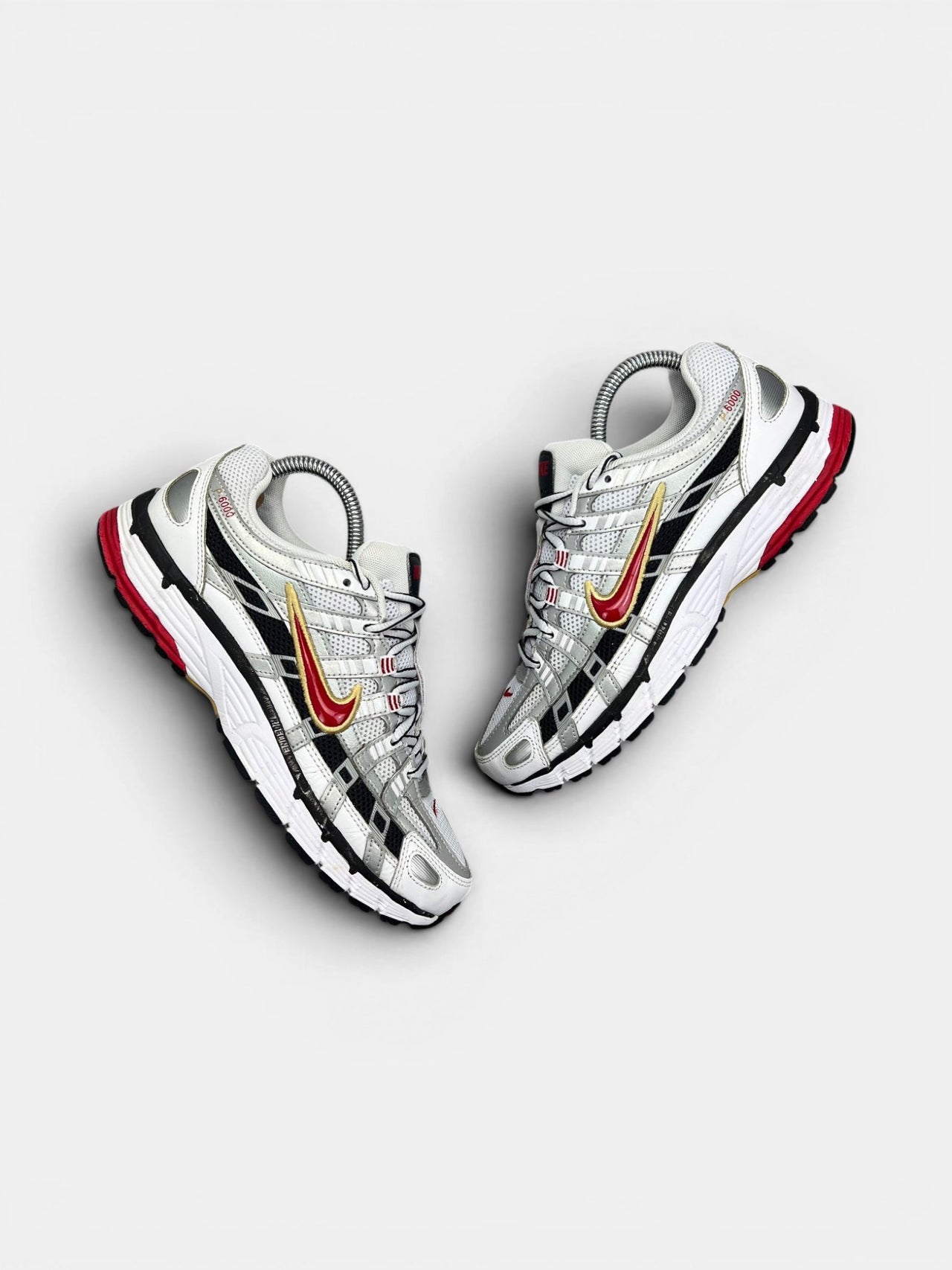 Nike P-6000 Metallic Silver Red — buty sportowe damskie w bardzo dobrym stanie rozmiar 38.5, widok z góry na zewnętrzną stronę butów