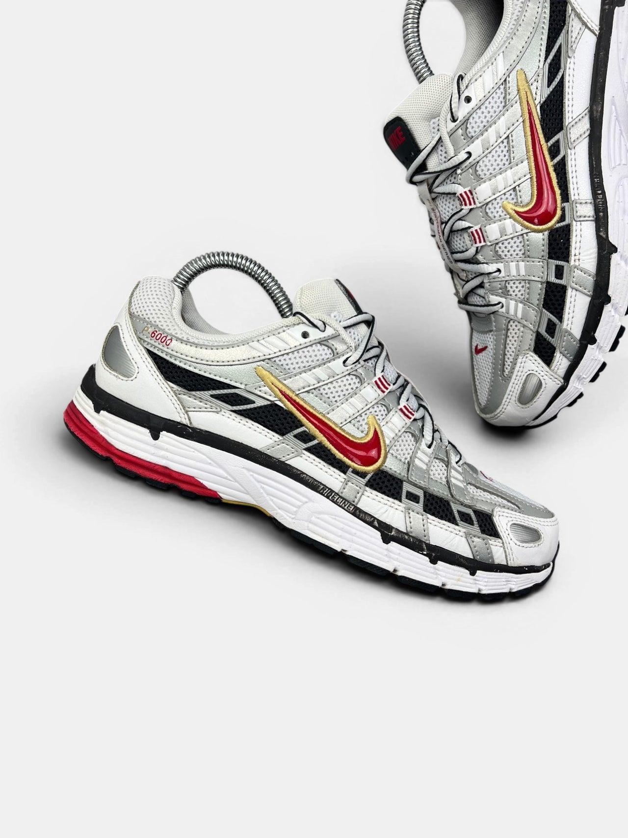 Nike P-6000 Metallic Silver Red — buty sportowe damskie w bardzo dobrym stanie rozmiar 38.5, zewnętrzny panel prawego buta
