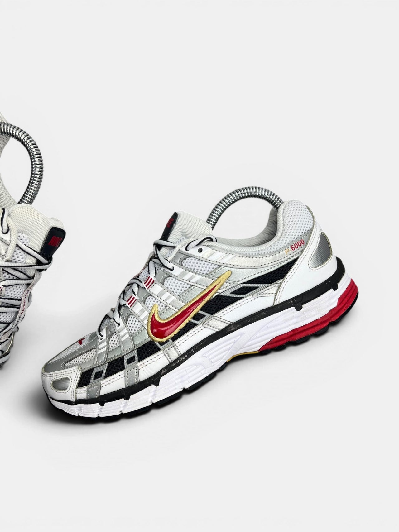 Nike P-6000 Metallic Silver Red — buty sportowe damskie w bardzo dobrym stanie rozmiar 38.5, zewnętrzny panel lewego buta