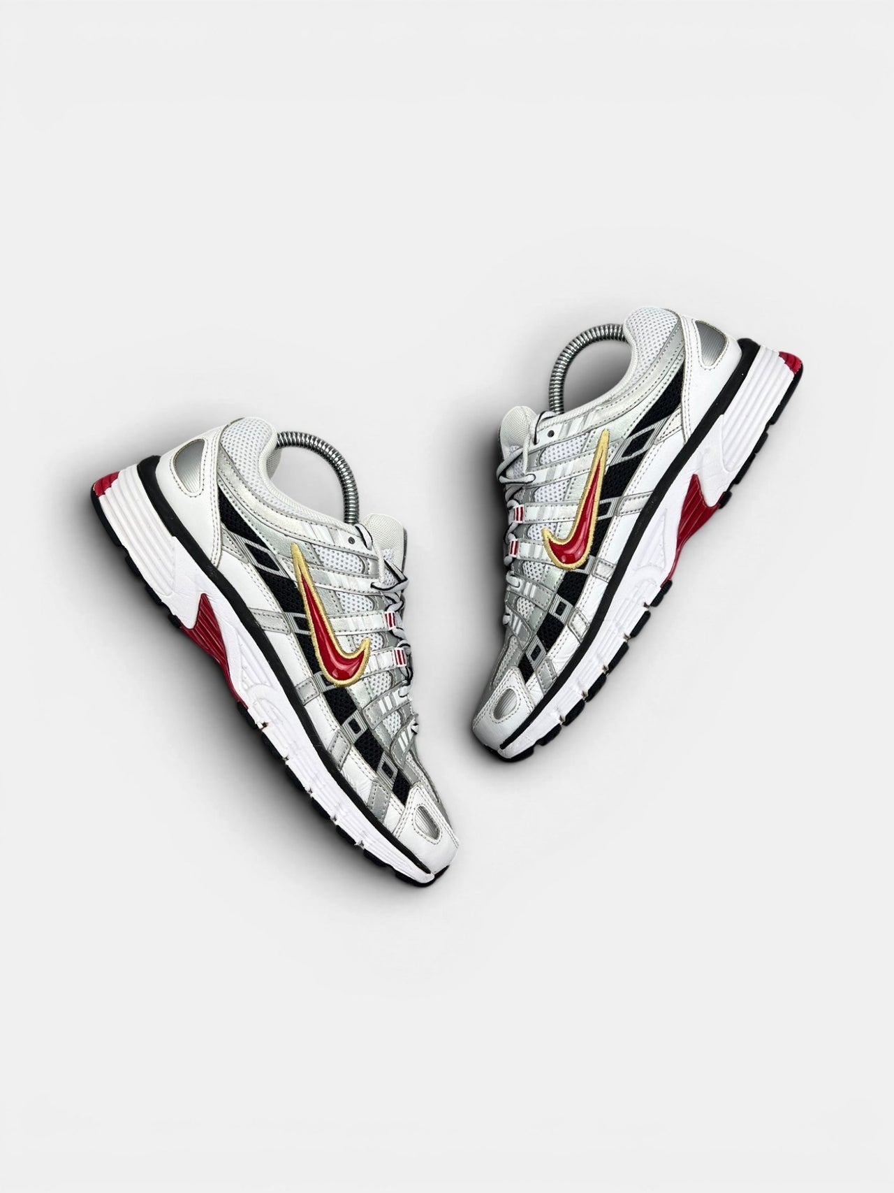 Nike P-6000 Metallic Silver Red — buty sportowe damskie w bardzo dobrym stanie rozmiar 38.5, widok z góry na wewnętrzną stronę butów