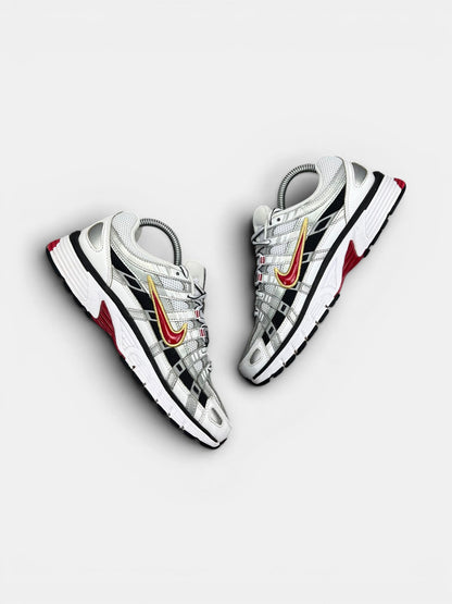 Nike P-6000 Metallic Silver Red — buty sportowe damskie w bardzo dobrym stanie rozmiar 38.5, widok z góry na wewnętrzną stronę butów